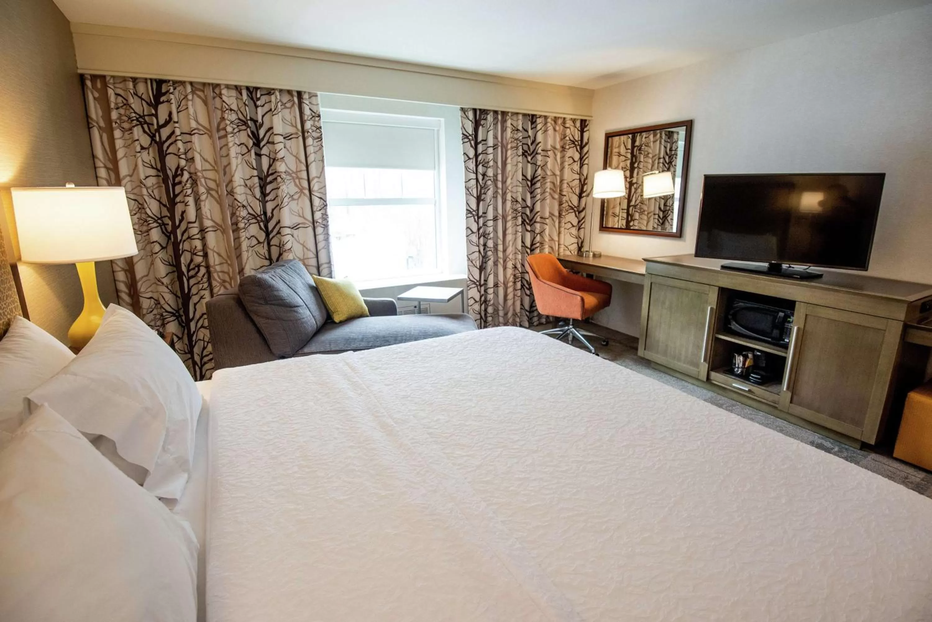 Bedroom, Bed in Hampton Inn & Suites Manchester, Vt