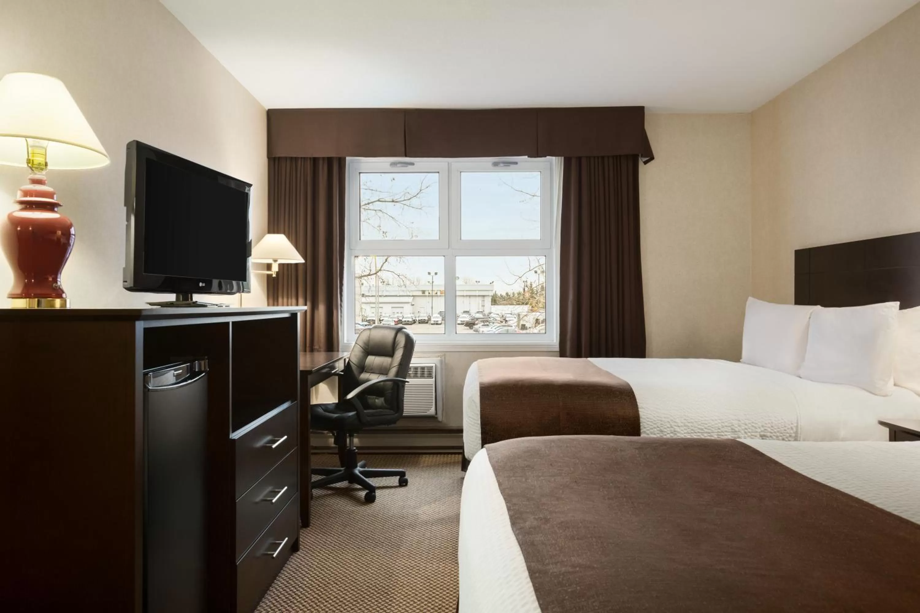 Photo of the whole room, Bed in Days Inn by Wyndham Trois-Rivieres