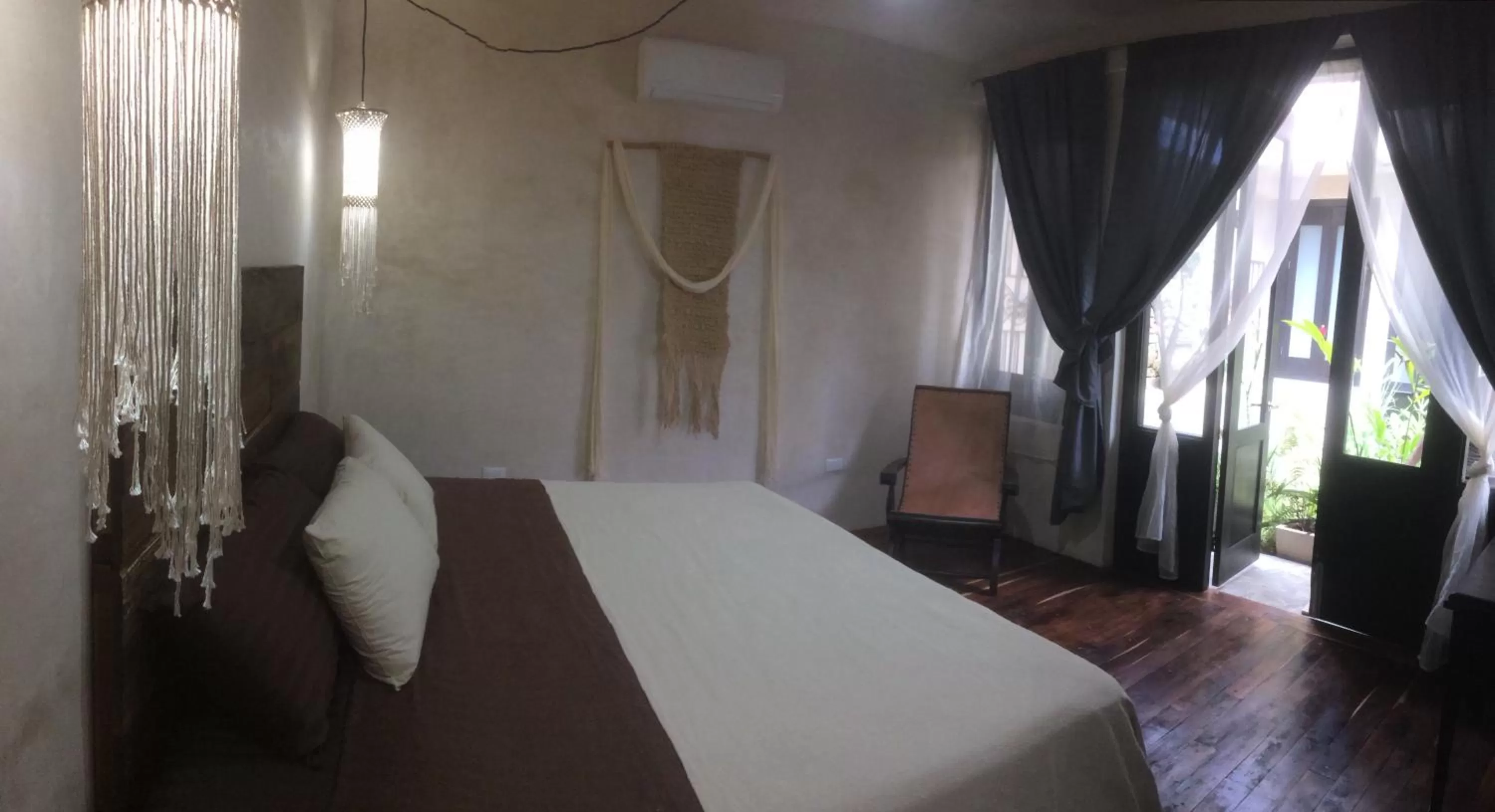 Photo of the whole room, Bed in La Flor Casa Boutique