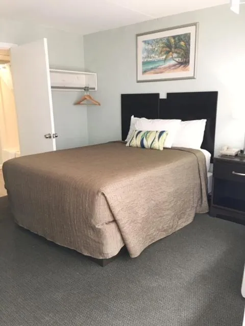 Bed in Ocean Plaza Motel