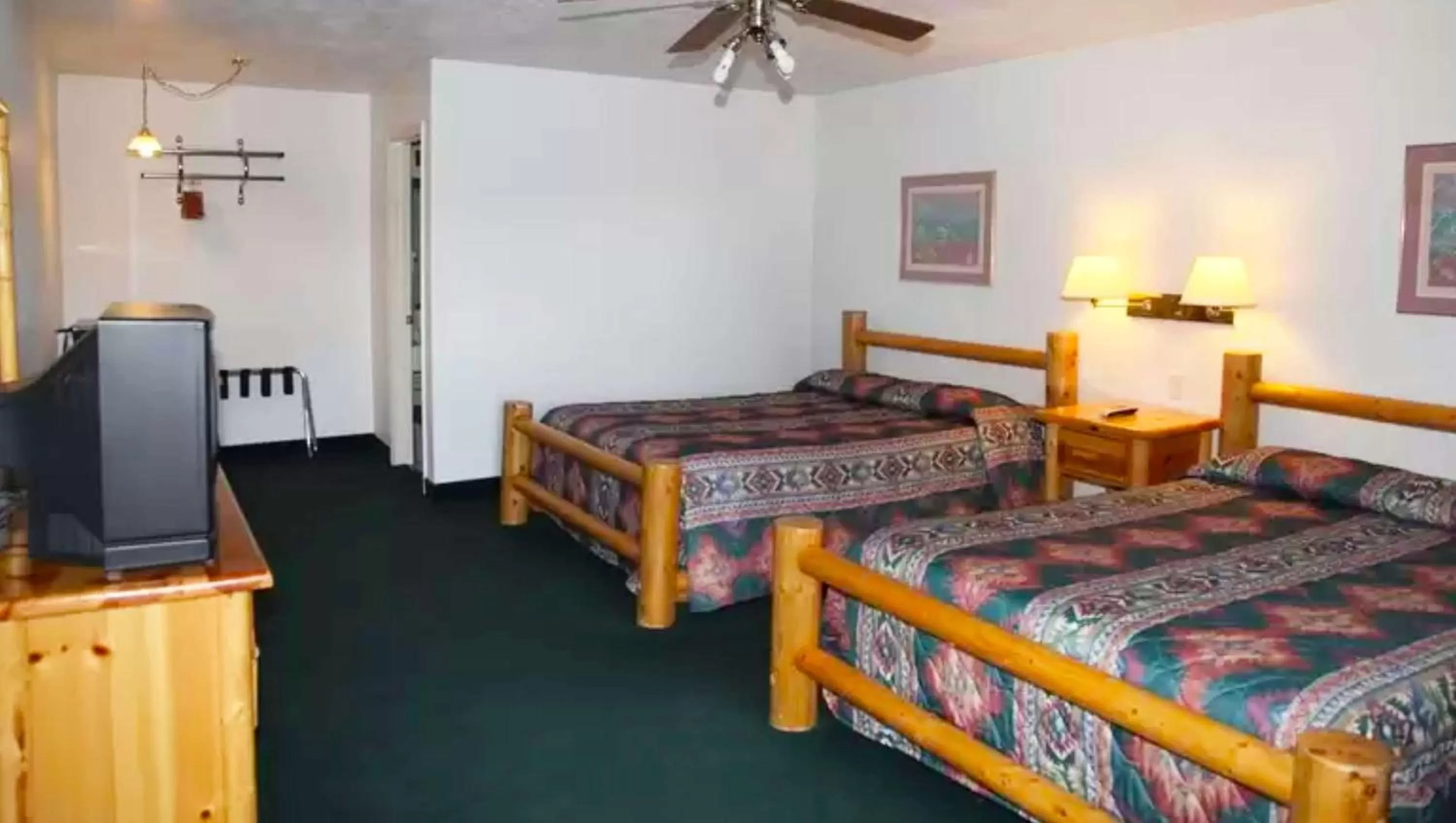Photo of the whole room, Bed in Marianna Inn Panguitch