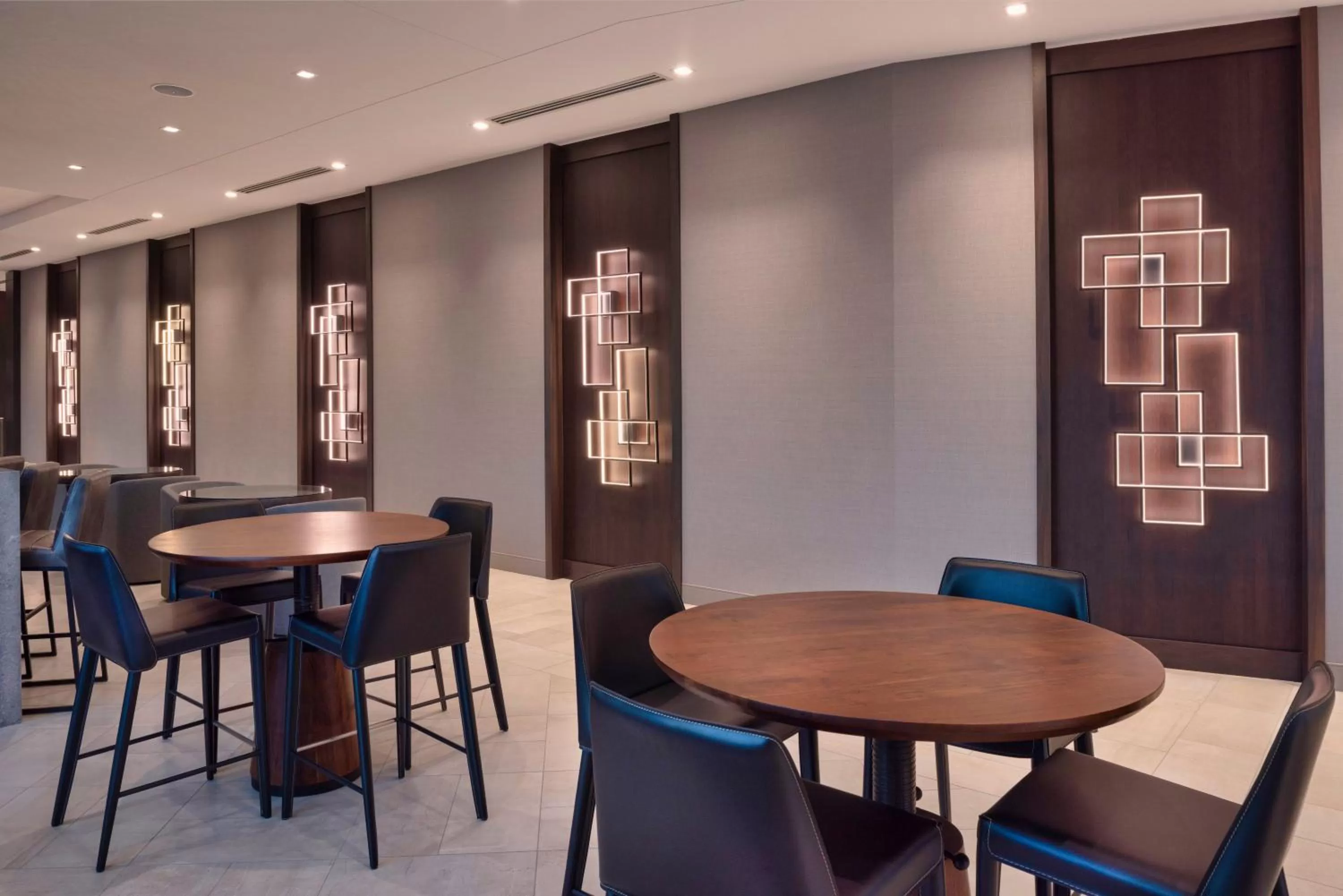 Lounge or bar in Holiday Inn Express - Boston Logan Airport - Revere by IHG
