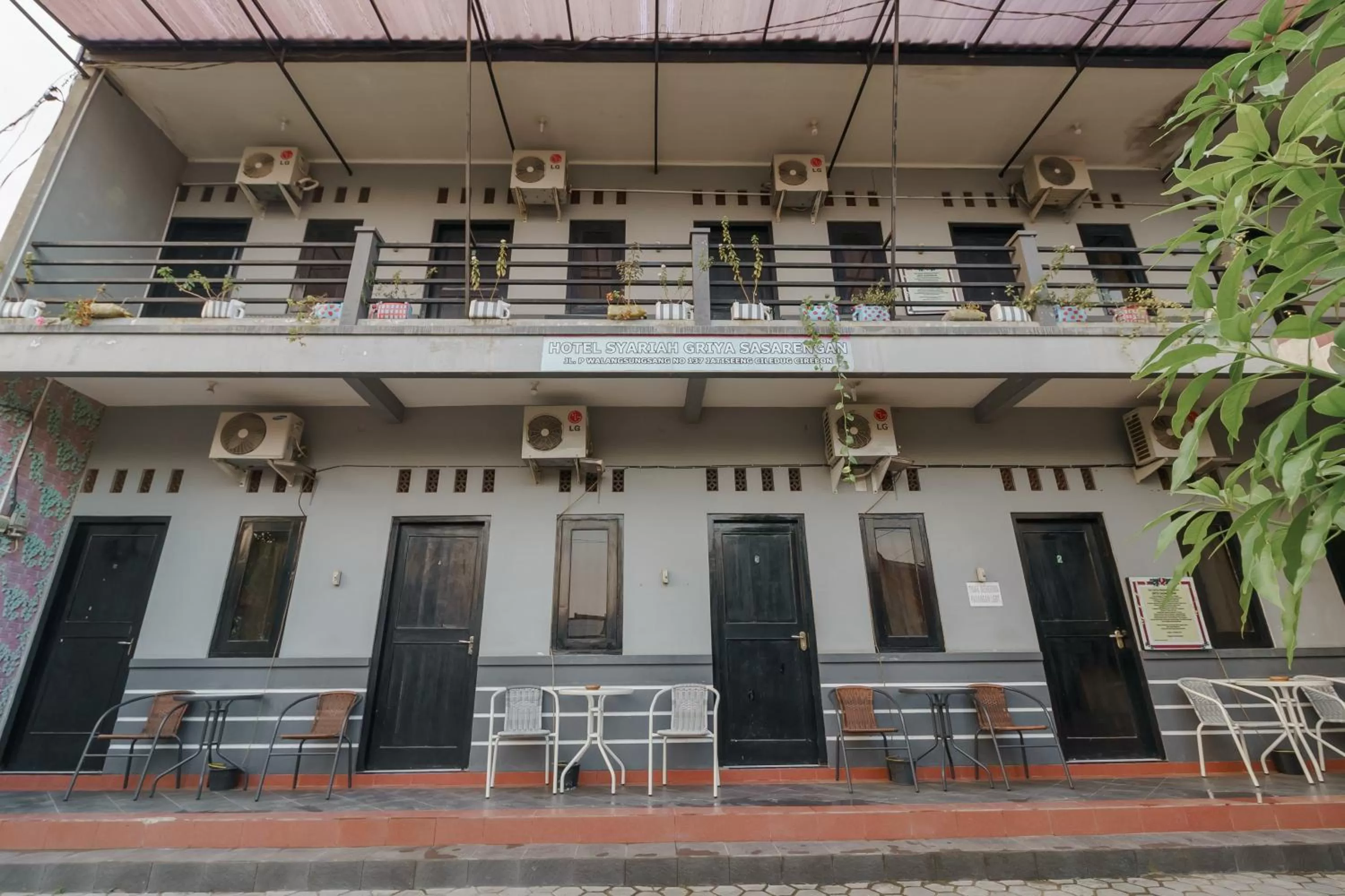 Balcony/Terrace in RedDoorz Syariah near Ciledug Station