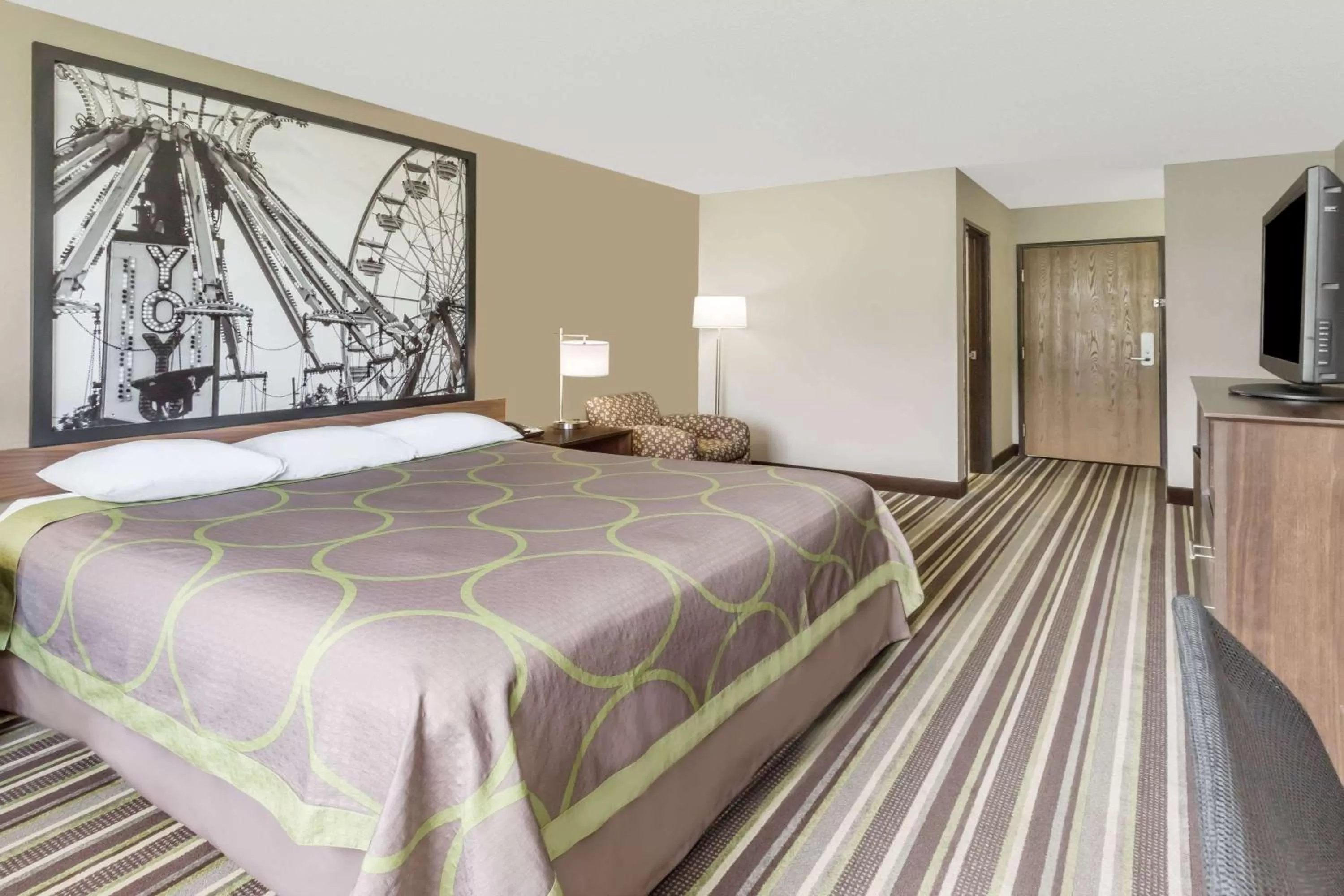 Photo of the whole room, Bed in Super 8 by Wyndham Plymouth