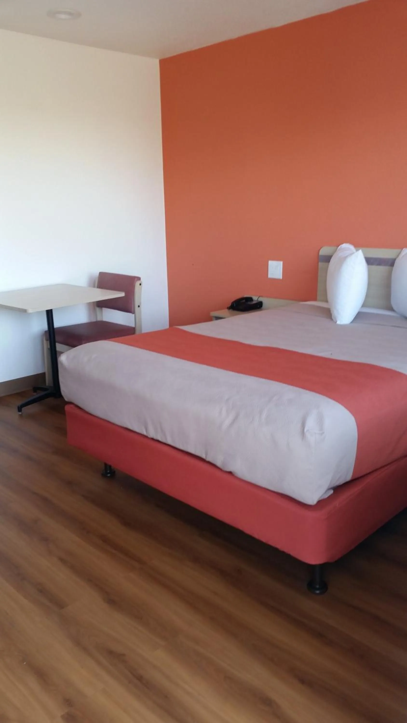 Photo of the whole room, Bed in Motel 6 Lost Hills / Buttonwillow Racetrack