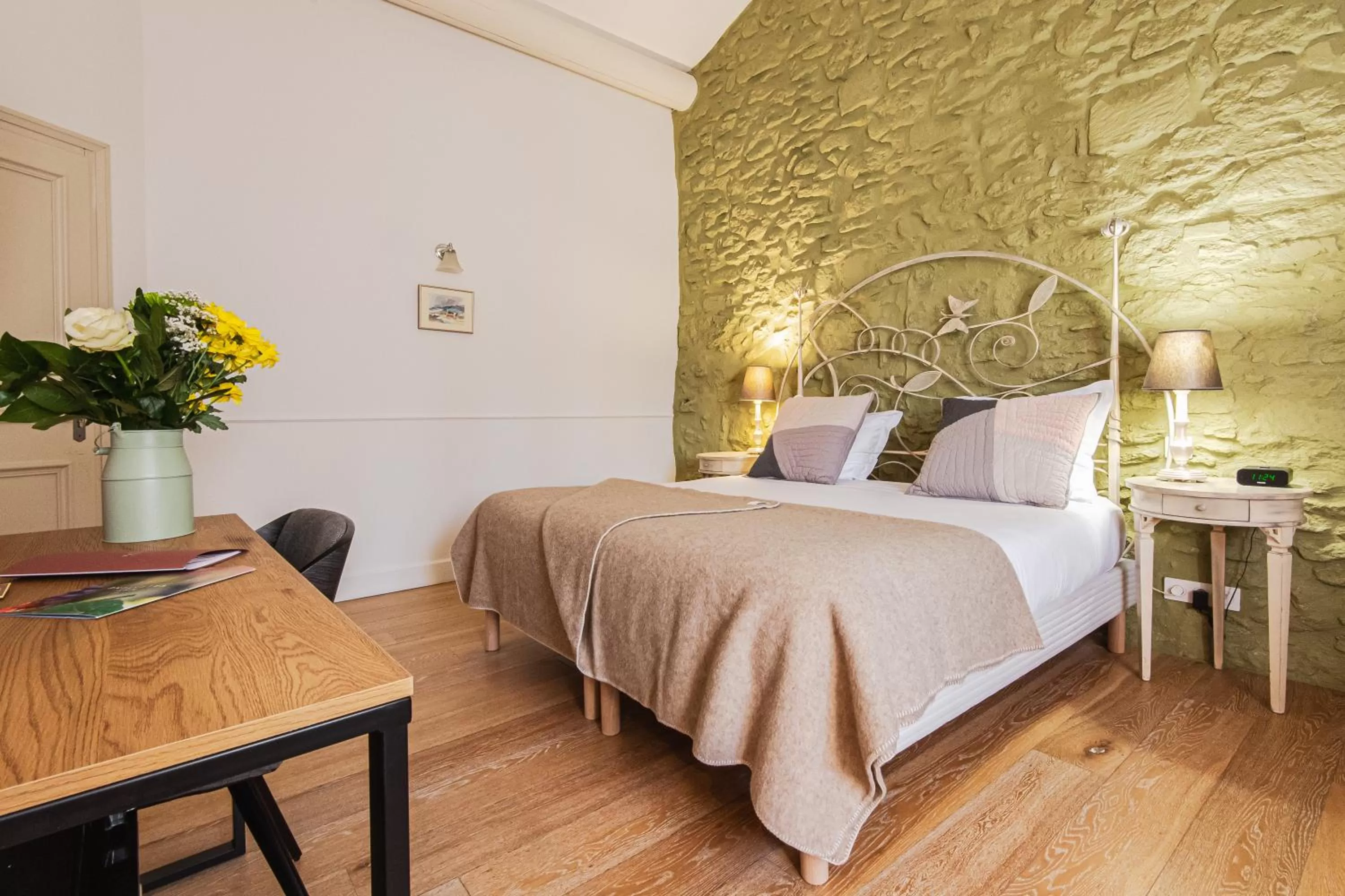 Property building, Bed in Hôtel Mas Valentine