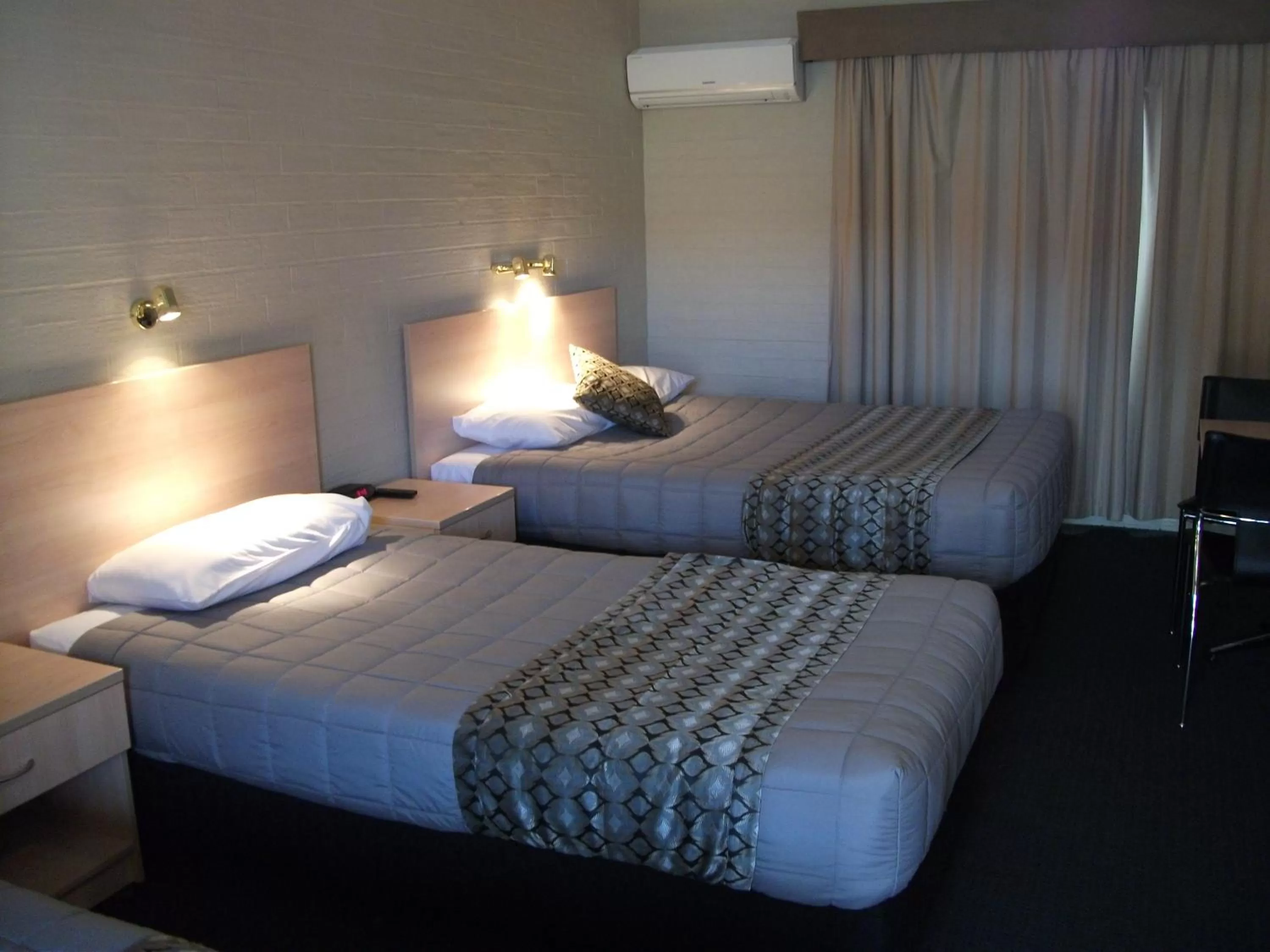 Photo of the whole room, Bed in Baybrook Motor Inn