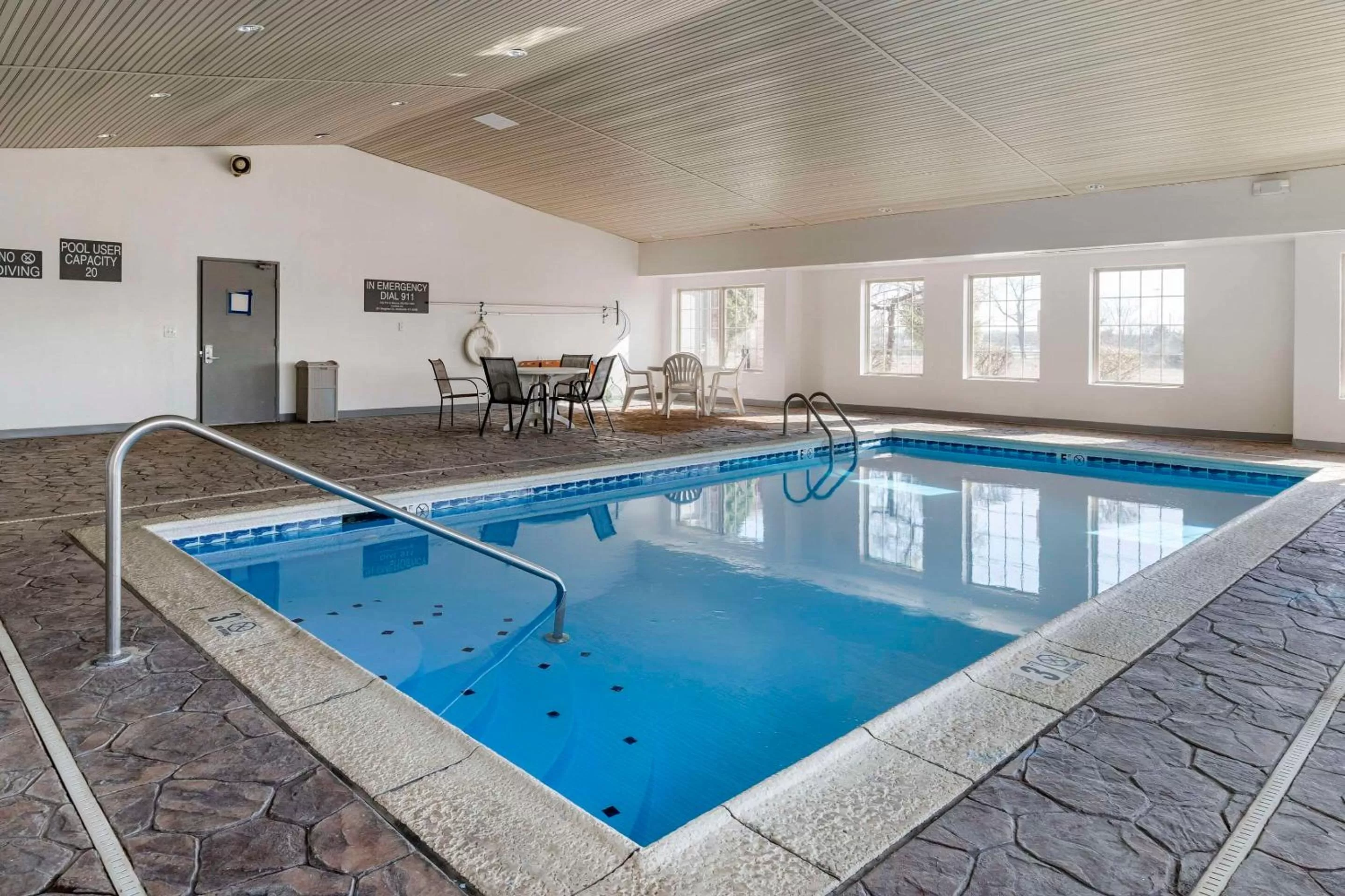 Swimming pool in Comfort Inn & Suites