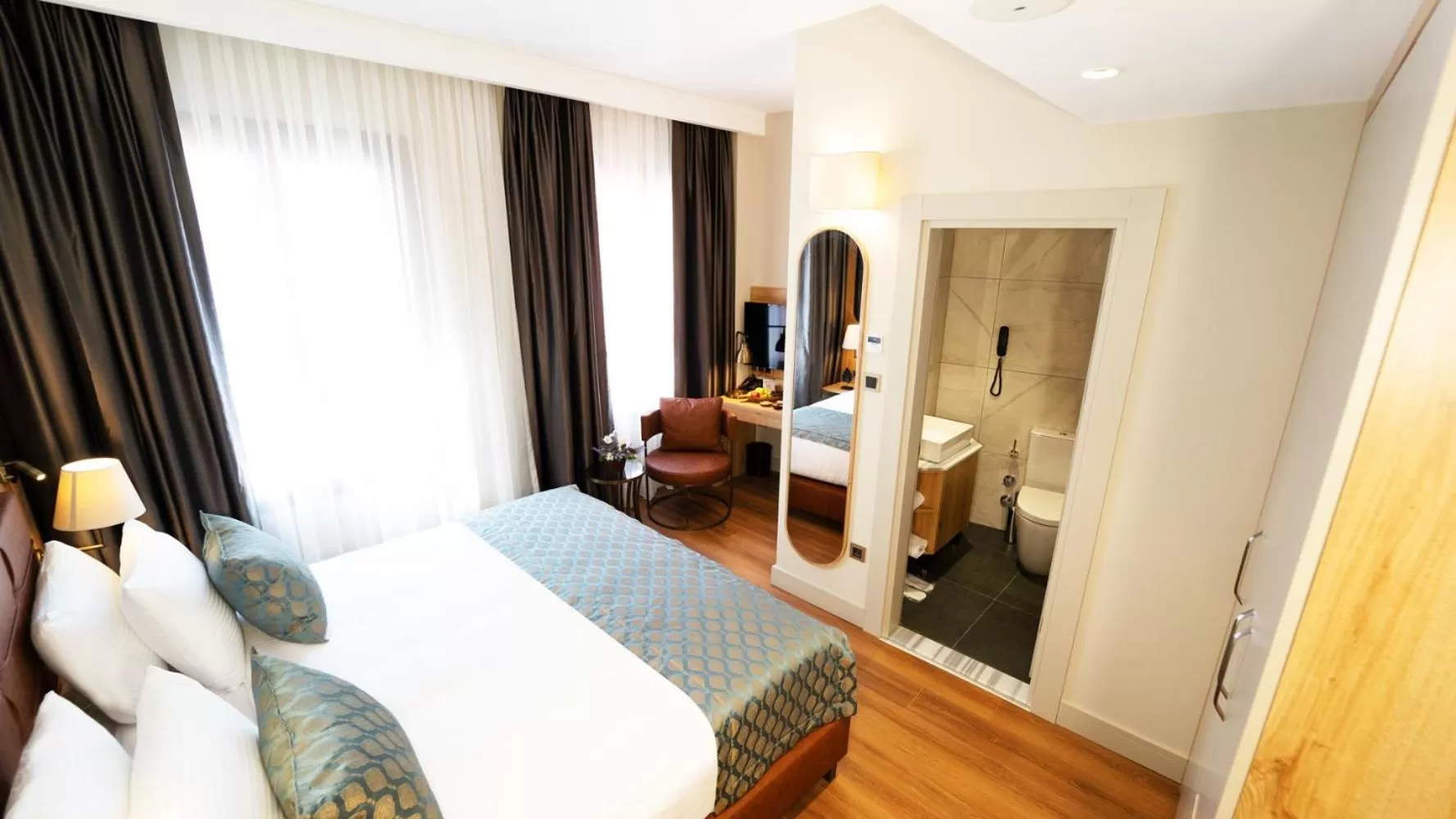 Photo of the whole room, Bed in Grand Sirkeci Hotel