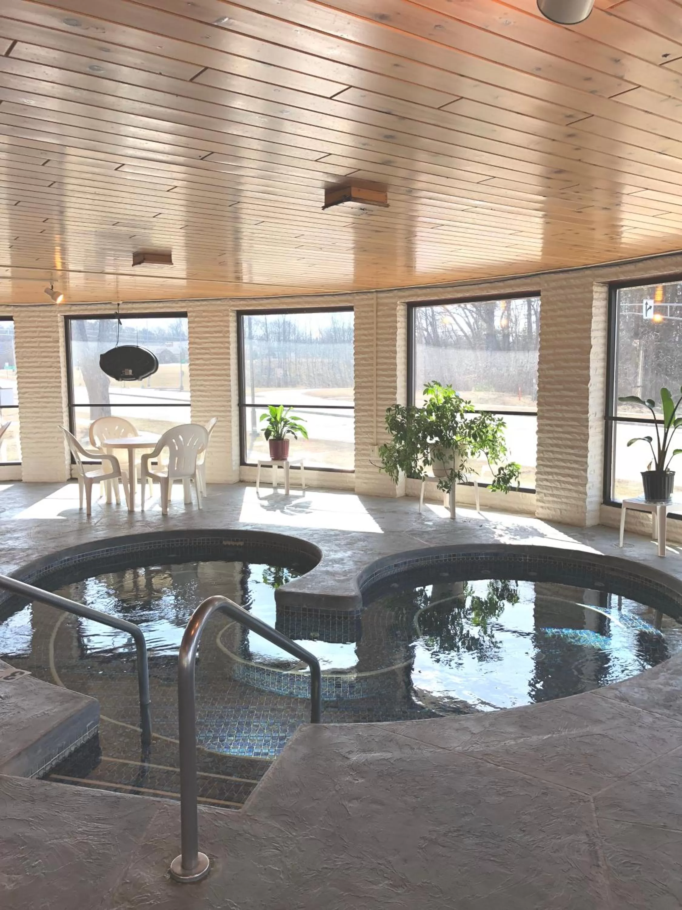 Hot Tub in Amber's Inn and Suites