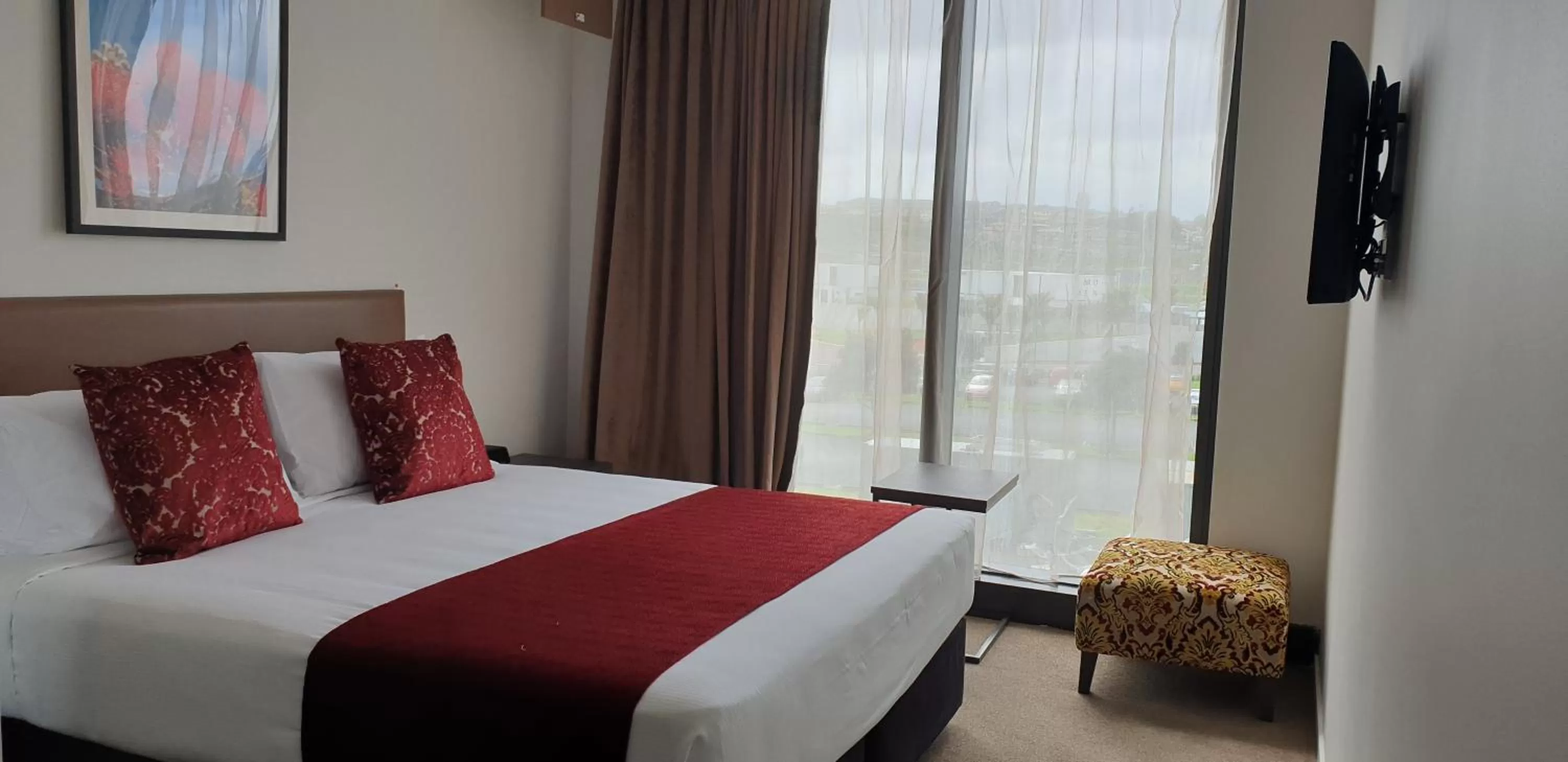 Photo of the whole room, Bed in Ramada Suites by Wyndham Auckland Manukau Pacfic Centre
