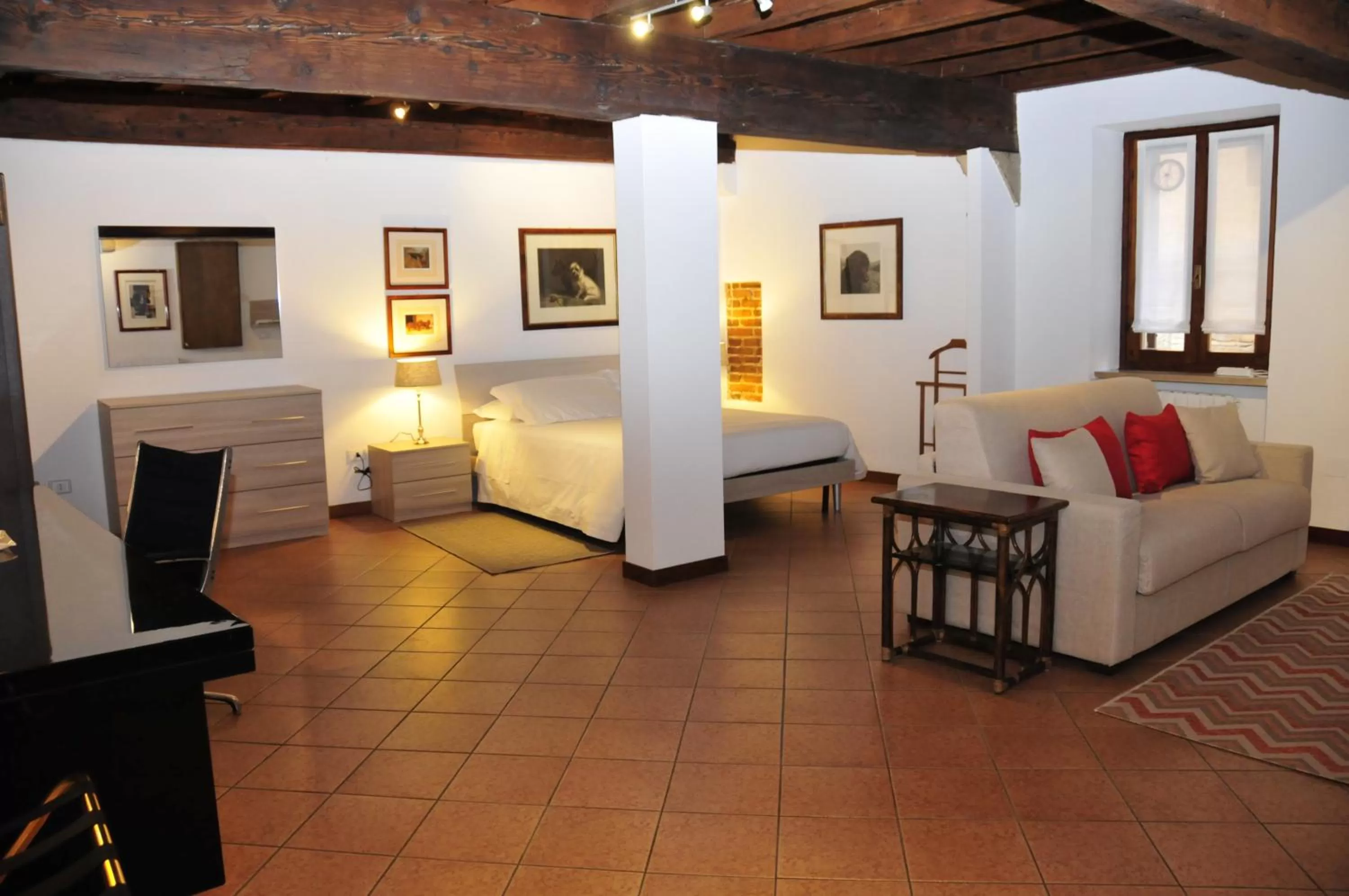 Photo of the whole room in Diaz 18