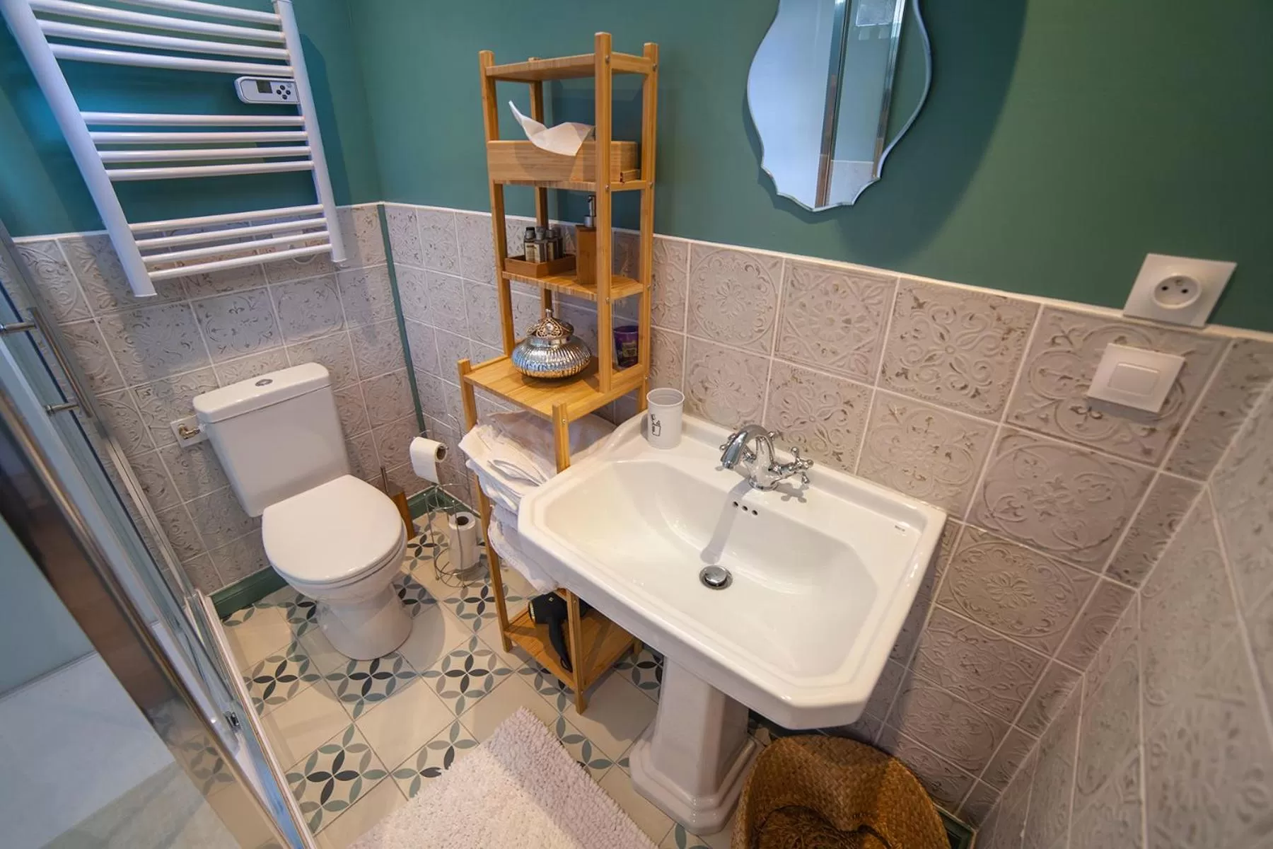 Toilet in Bienvenue Chez Nous