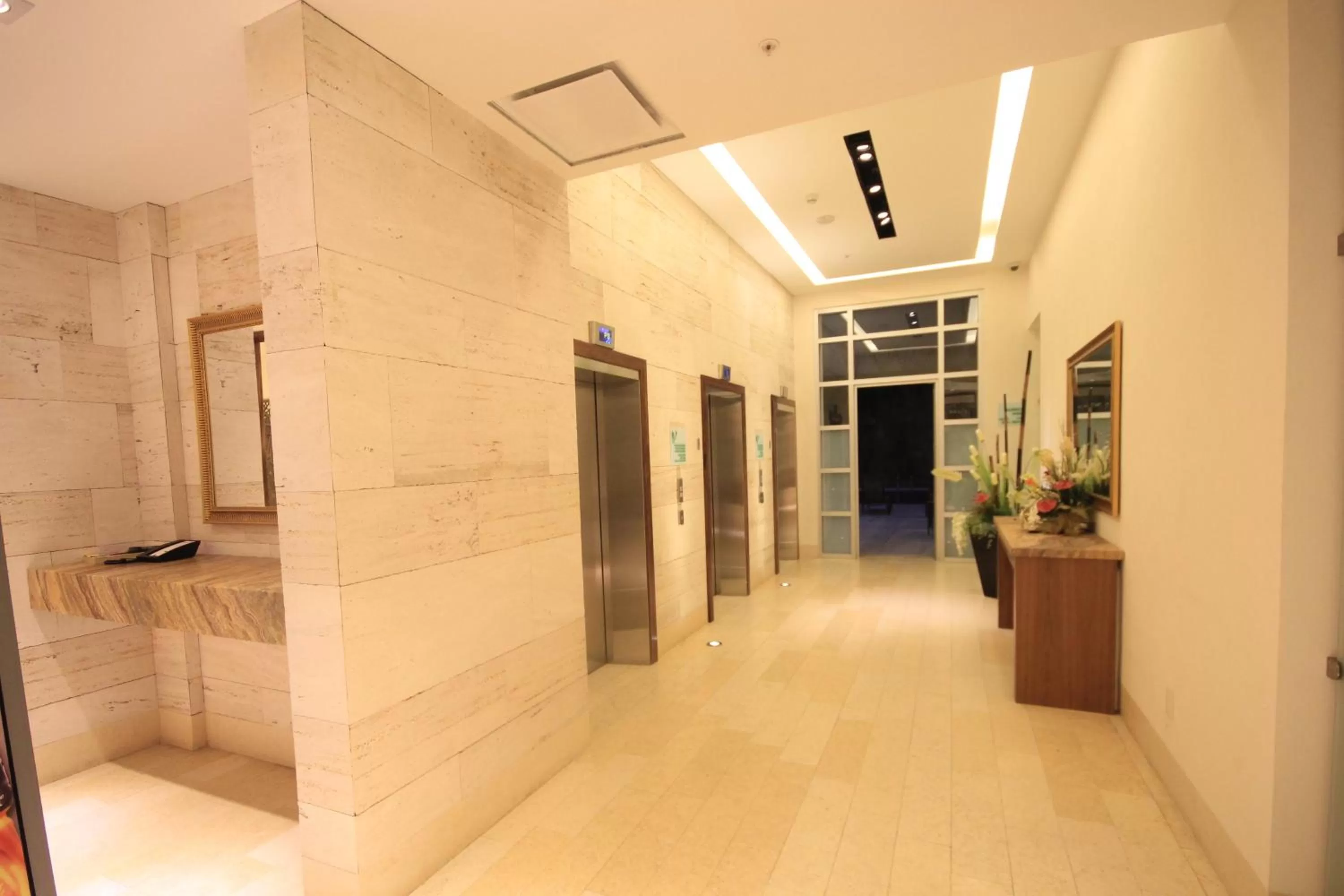 Lobby or reception in Holiday Inn & Suites Plaza Mayor by IHG