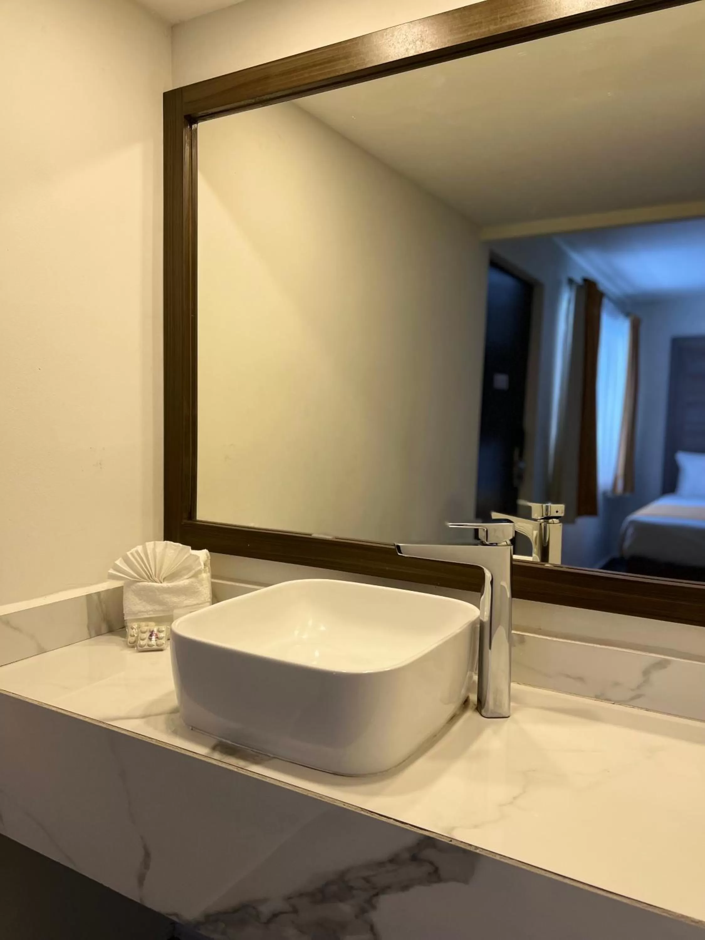 Bathroom, Bed in Hotel Bugambilia