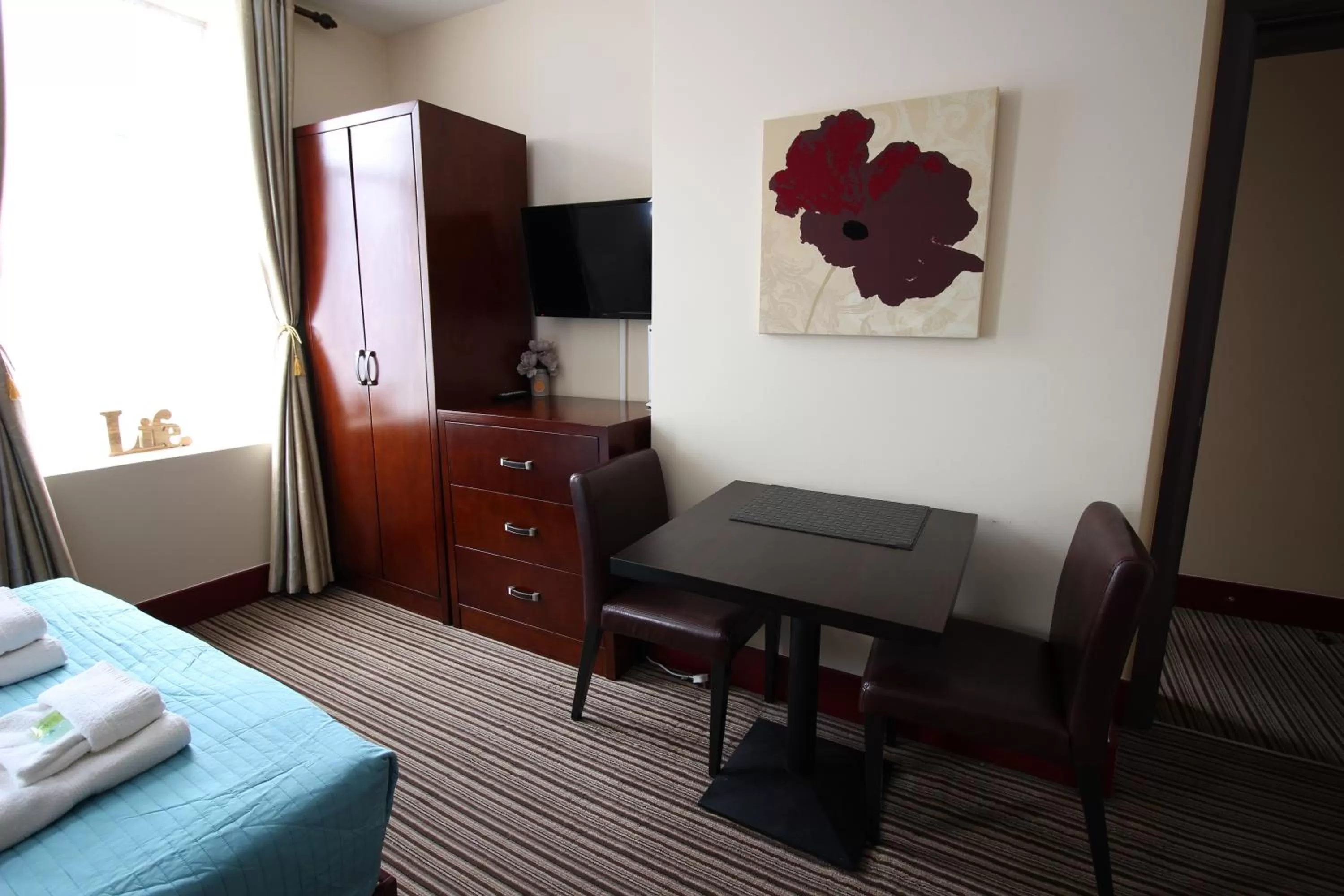 Living room, TV/Entertainment Center in William's Hillsborough Apartments