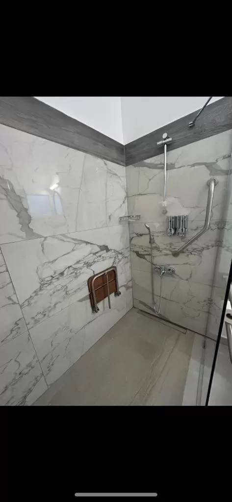 Bathroom in Royal Goddess Guest House, Walled City