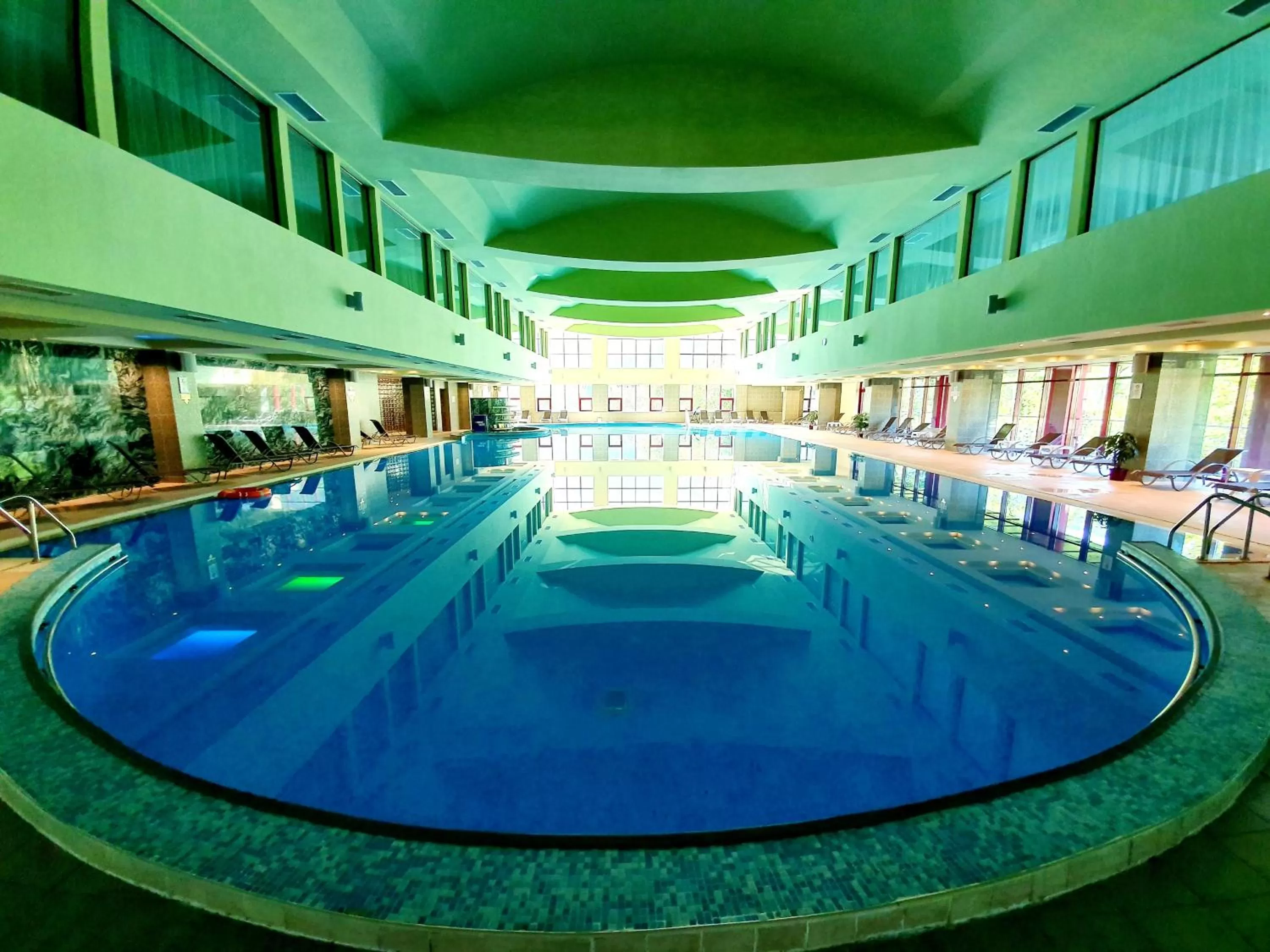 Swimming pool in Hotel Piatra Mare