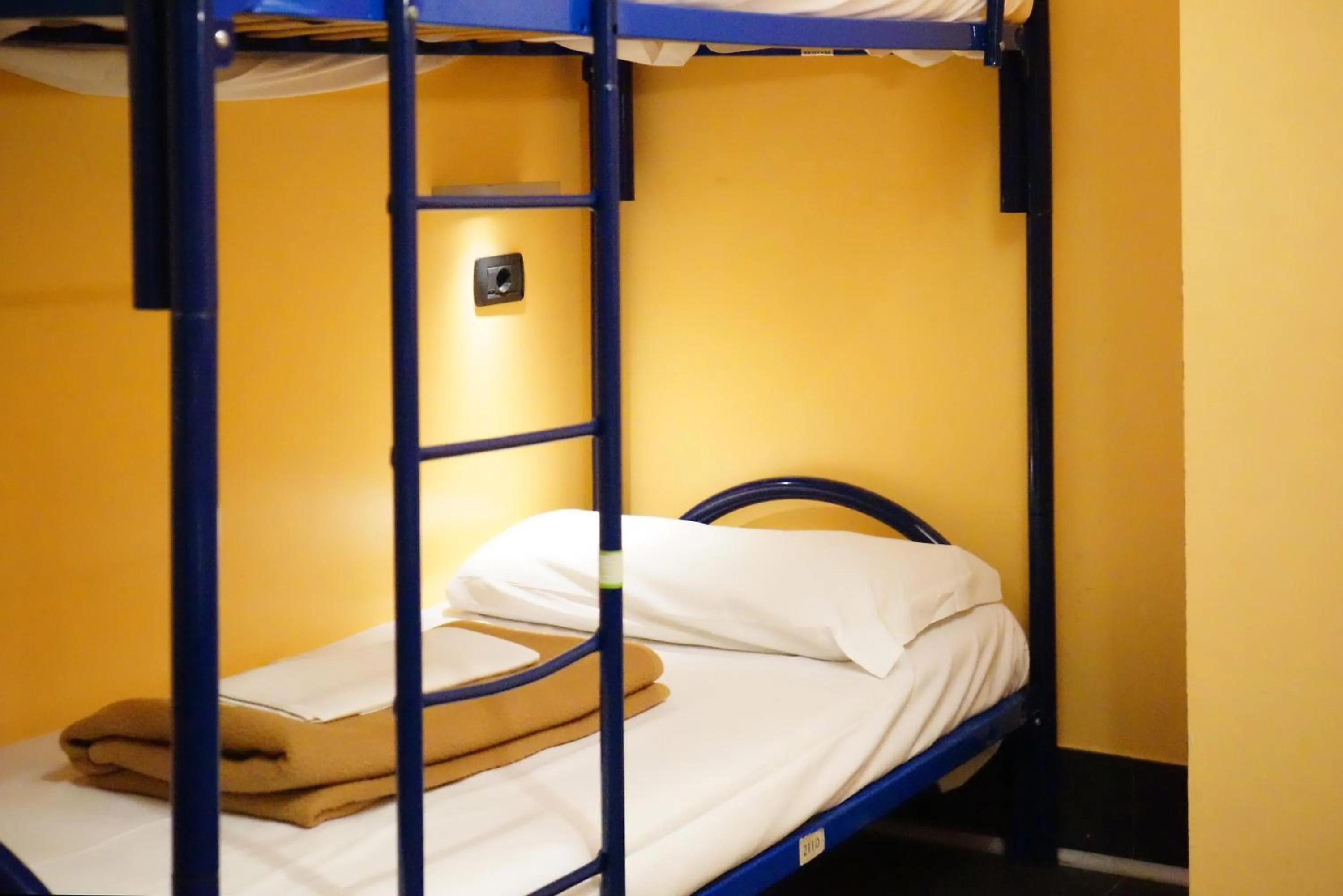bunk bed, Bed in Hi! Ostello Milano