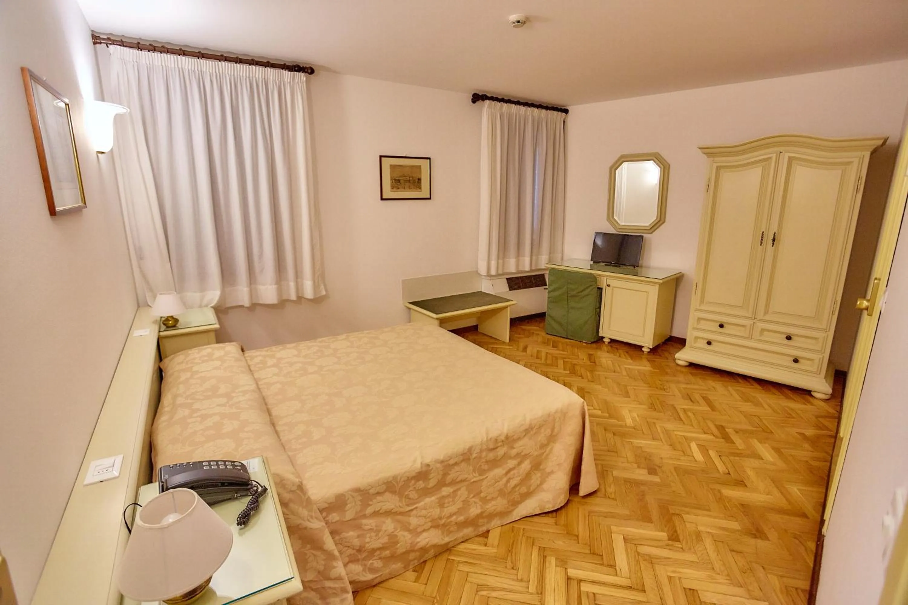 Photo of the whole room, Bed in Hotel Riviera dei Dogi