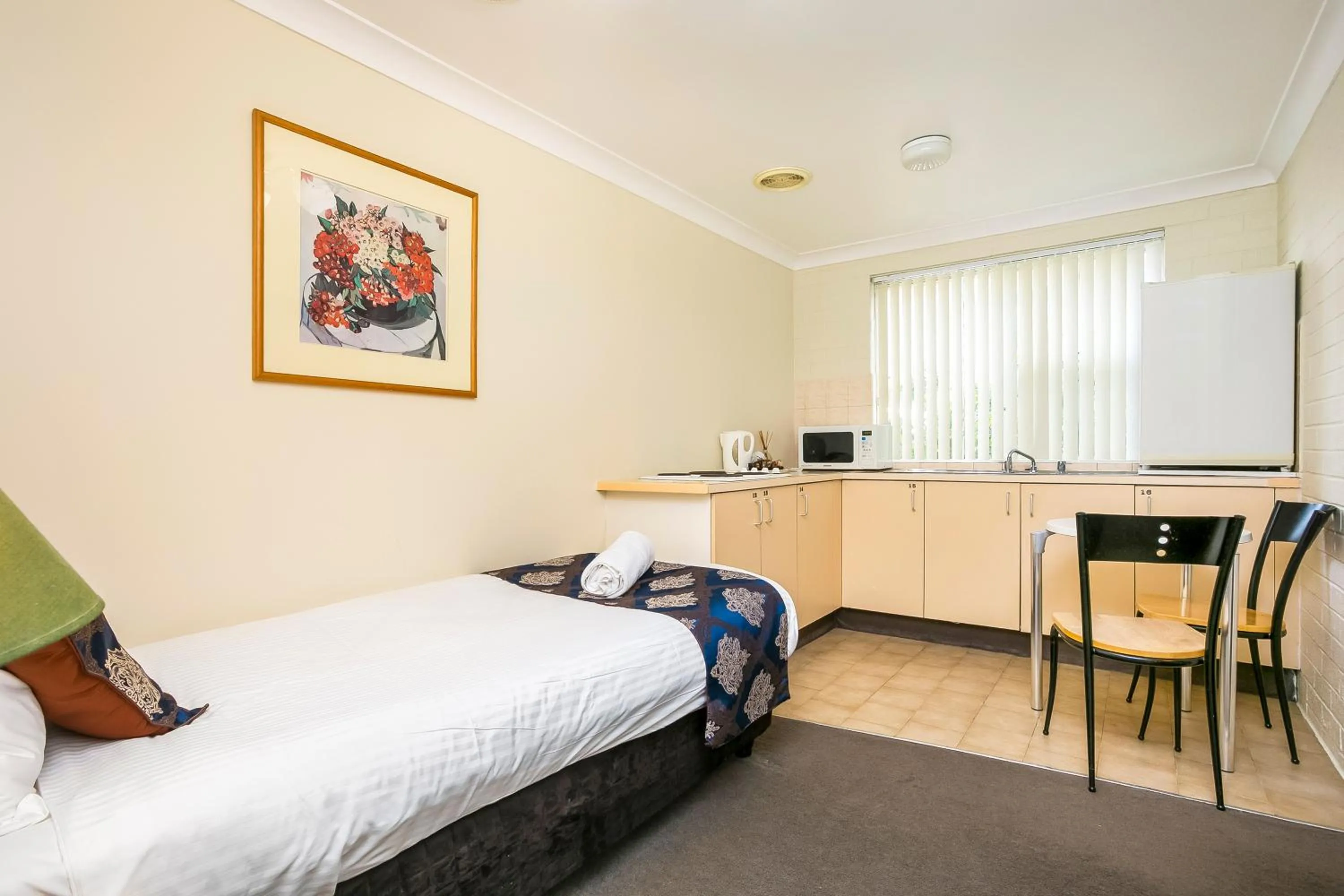 Kitchen or kitchenette, Bed in The North Shore Hotel