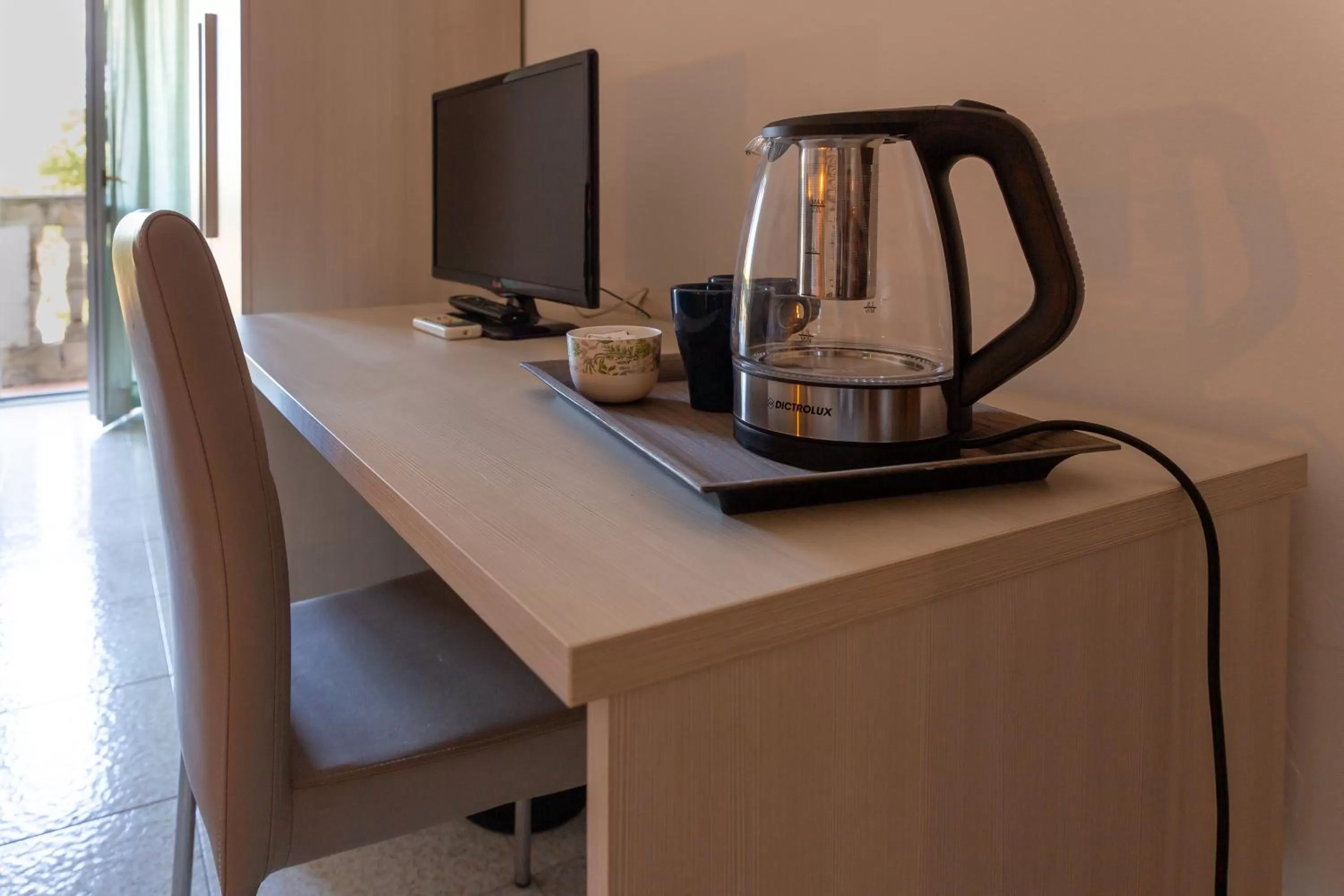 Coffee/tea facilities, TV/Entertainment Center in Anime Bed&Breakfast