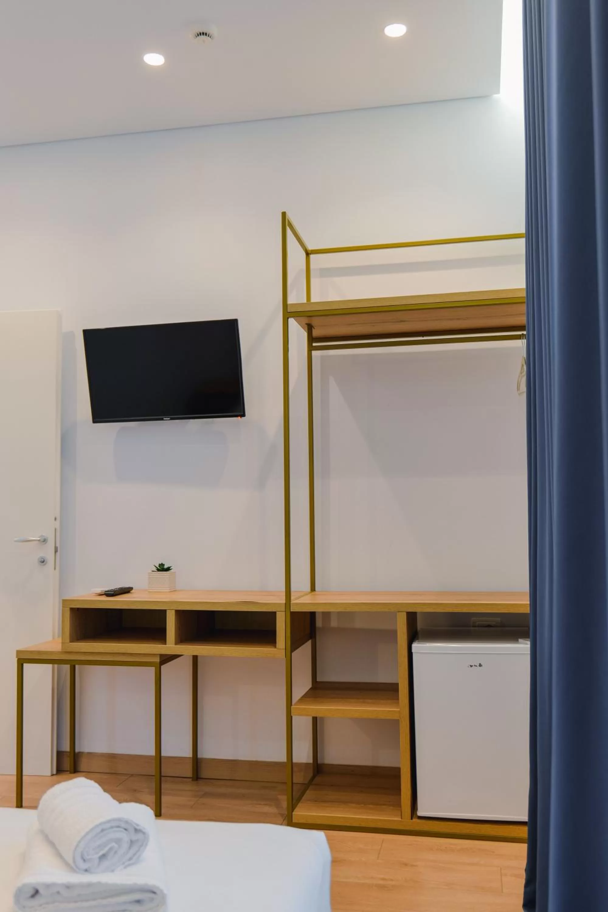 Bed, TV/Entertainment Center in Otto Hotel