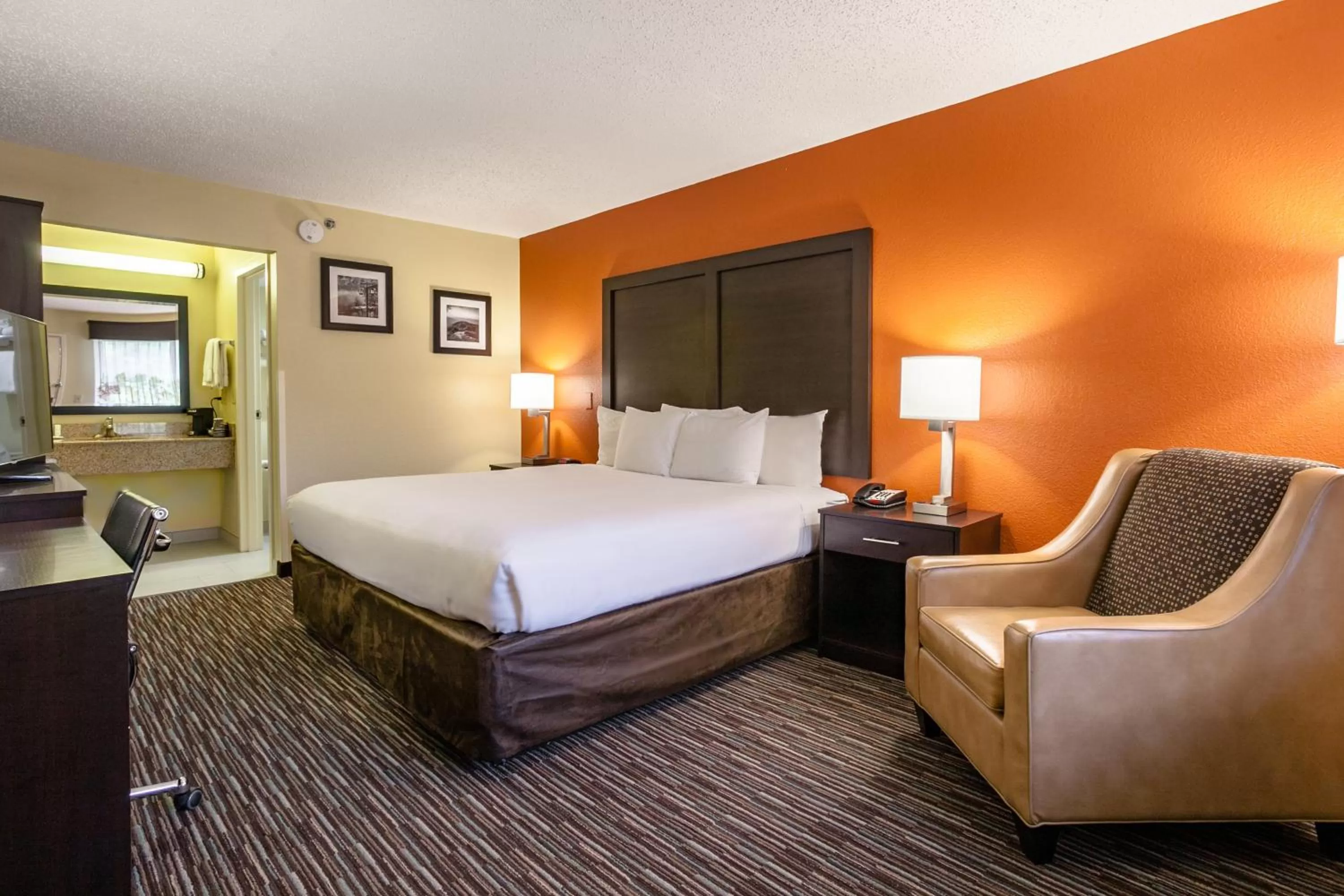 Photo of the whole room, Bed in Clarion Inn Biltmore Village