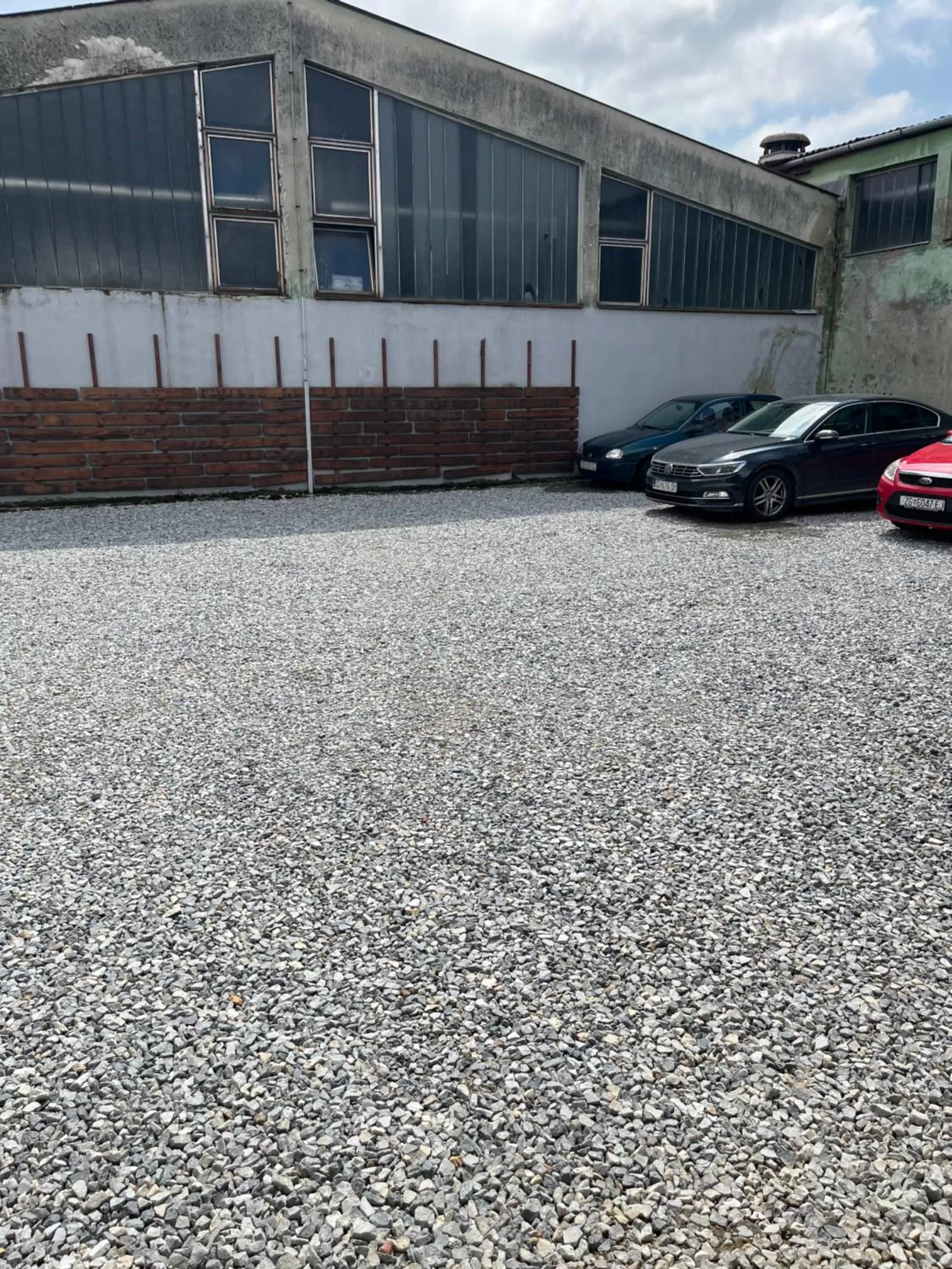 Parking, Property Building in Rooms Lišnić