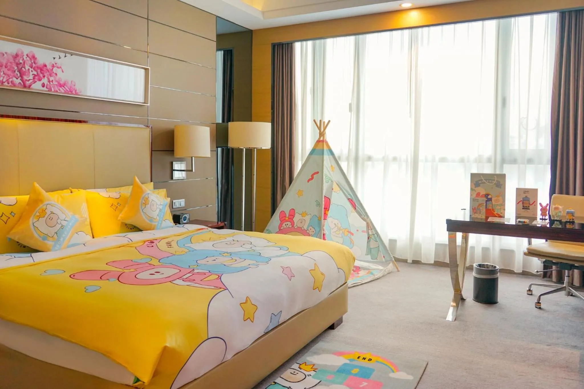 Photo of the whole room, Bed in Crowne Plaza Shenzhen Longgang City Centre by IHG