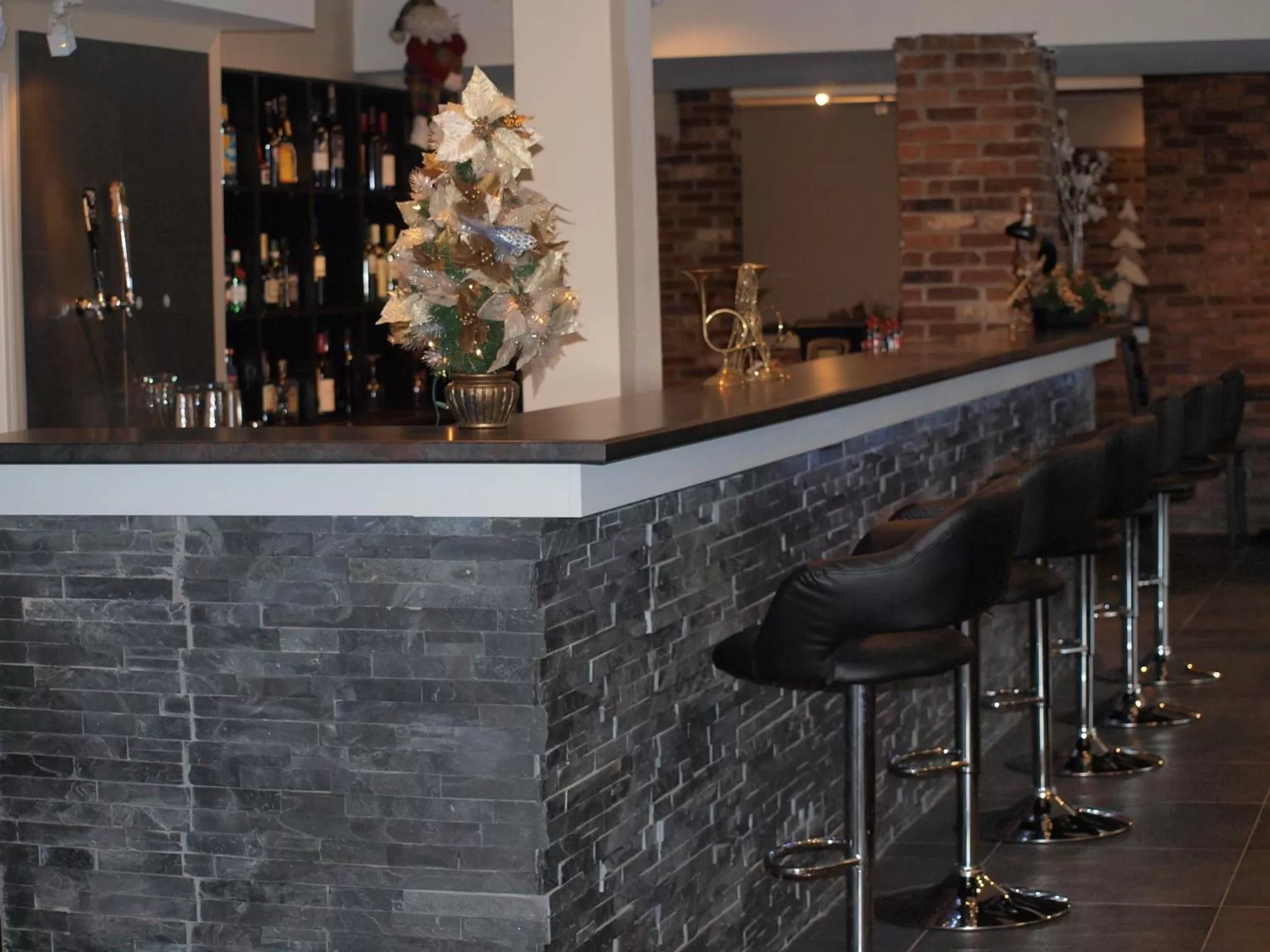 Restaurant/places to eat in Ramada by Wyndham Lindsay