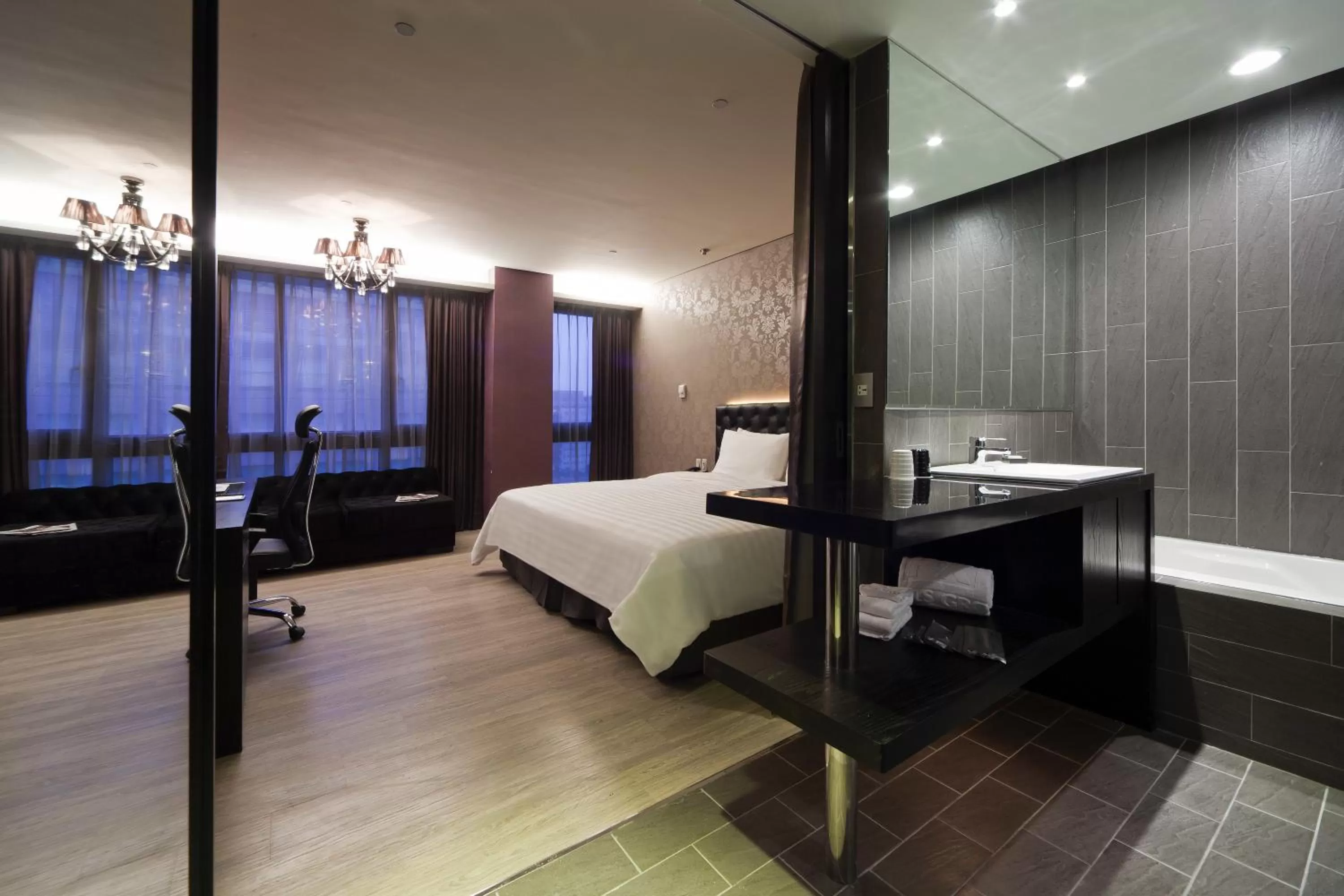 Photo of the whole room, Bed in FX Hotel Taipei Nanjing East Road Branch
