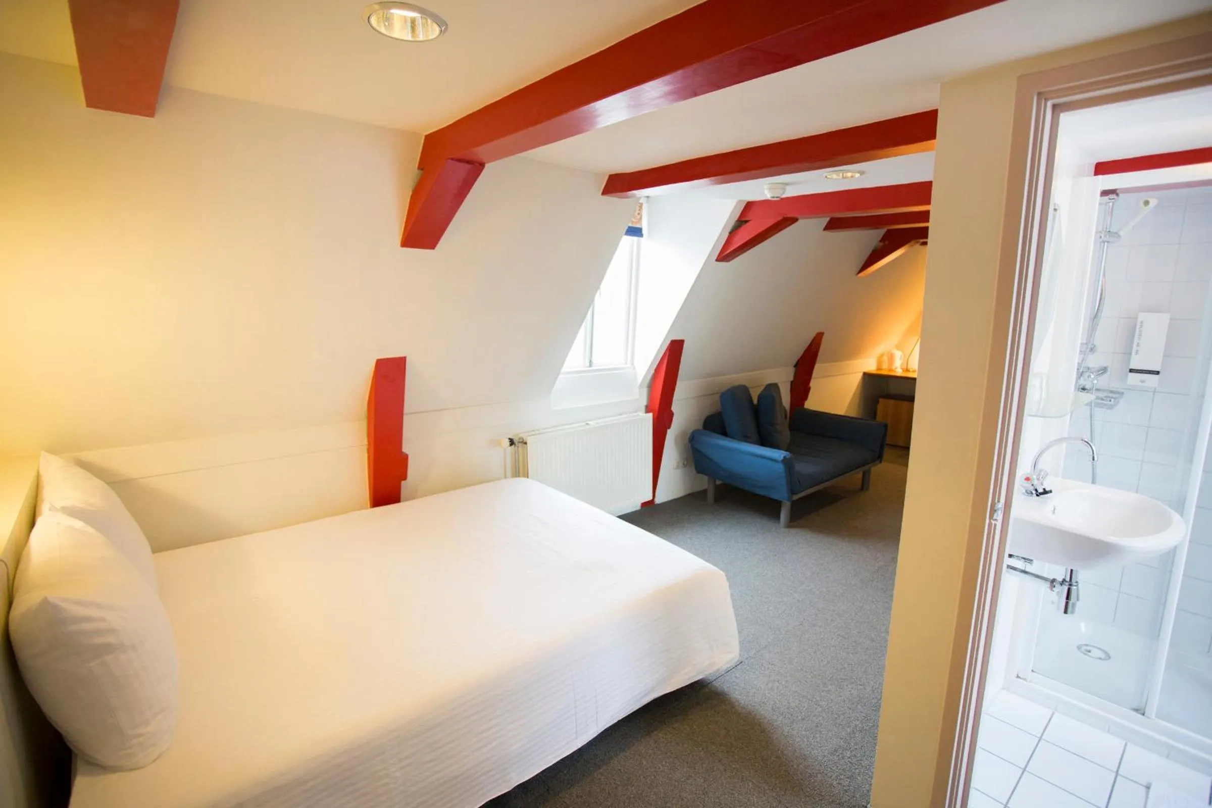 Bathroom, Bed in Quentin Golden Bear Hotel