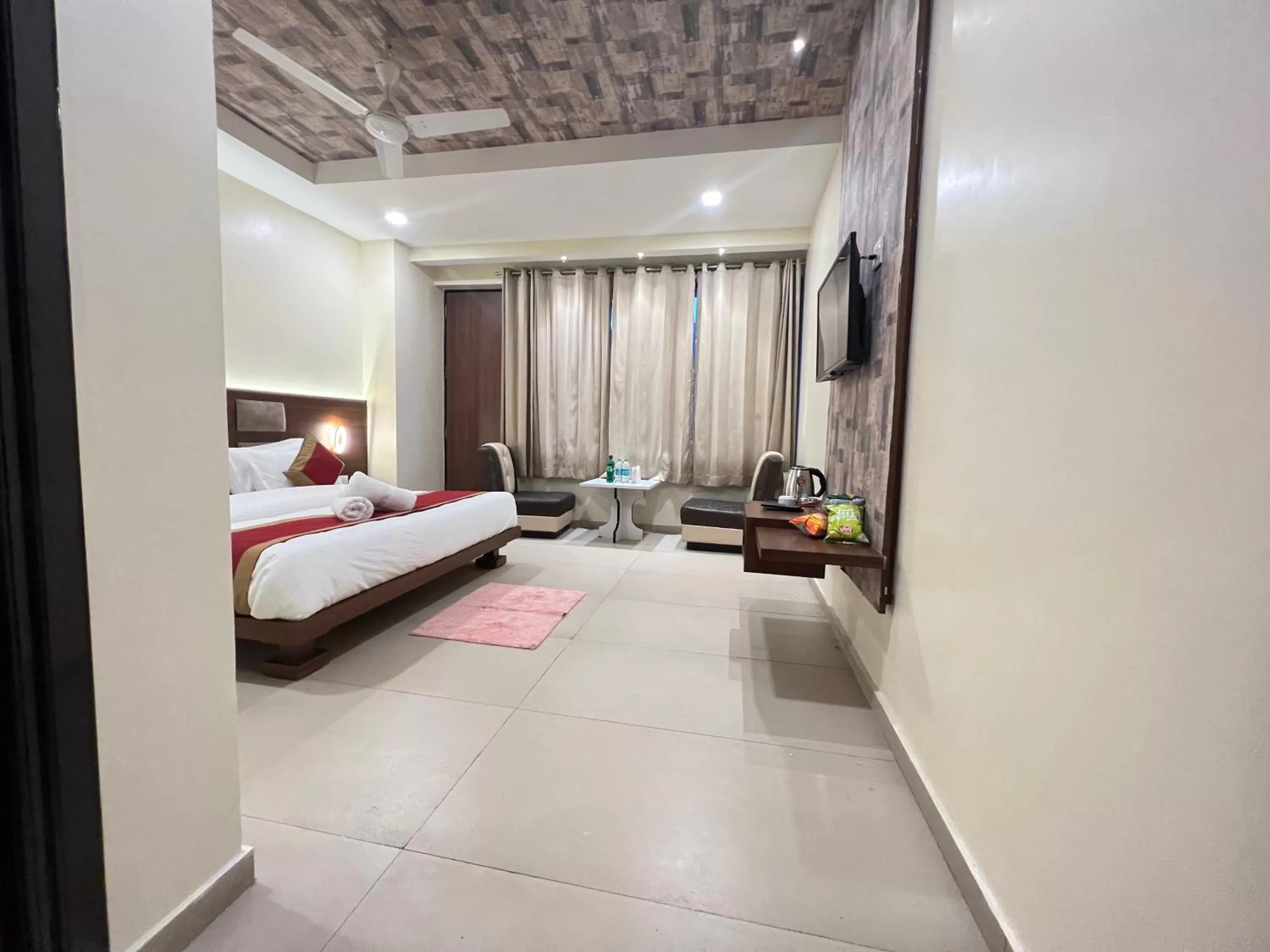 Photo of the whole room in Hotel White Orchid Dalhausie