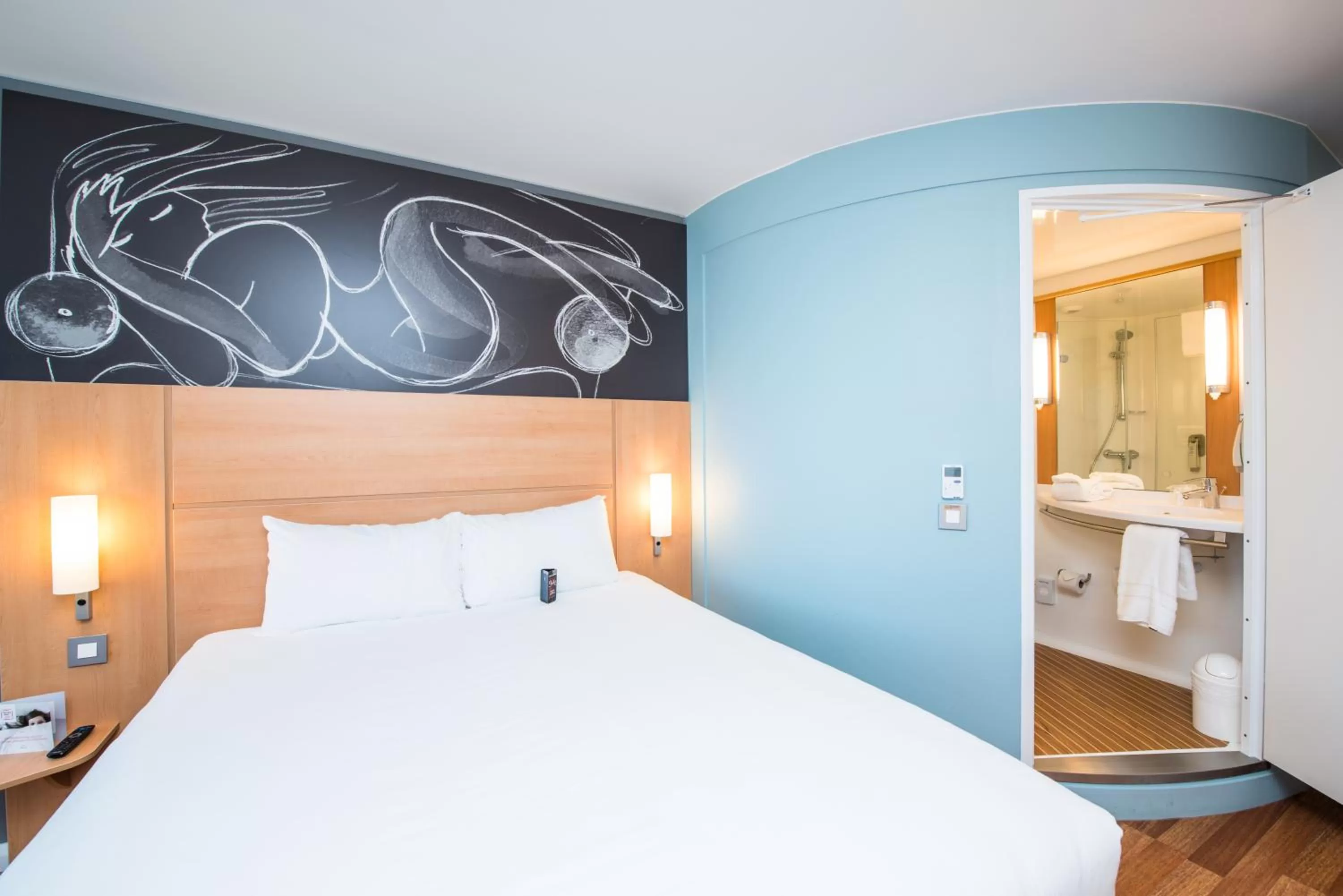 Photo of the whole room, Bed in ibis Edinburgh Centre South Bridge – Royal Mile