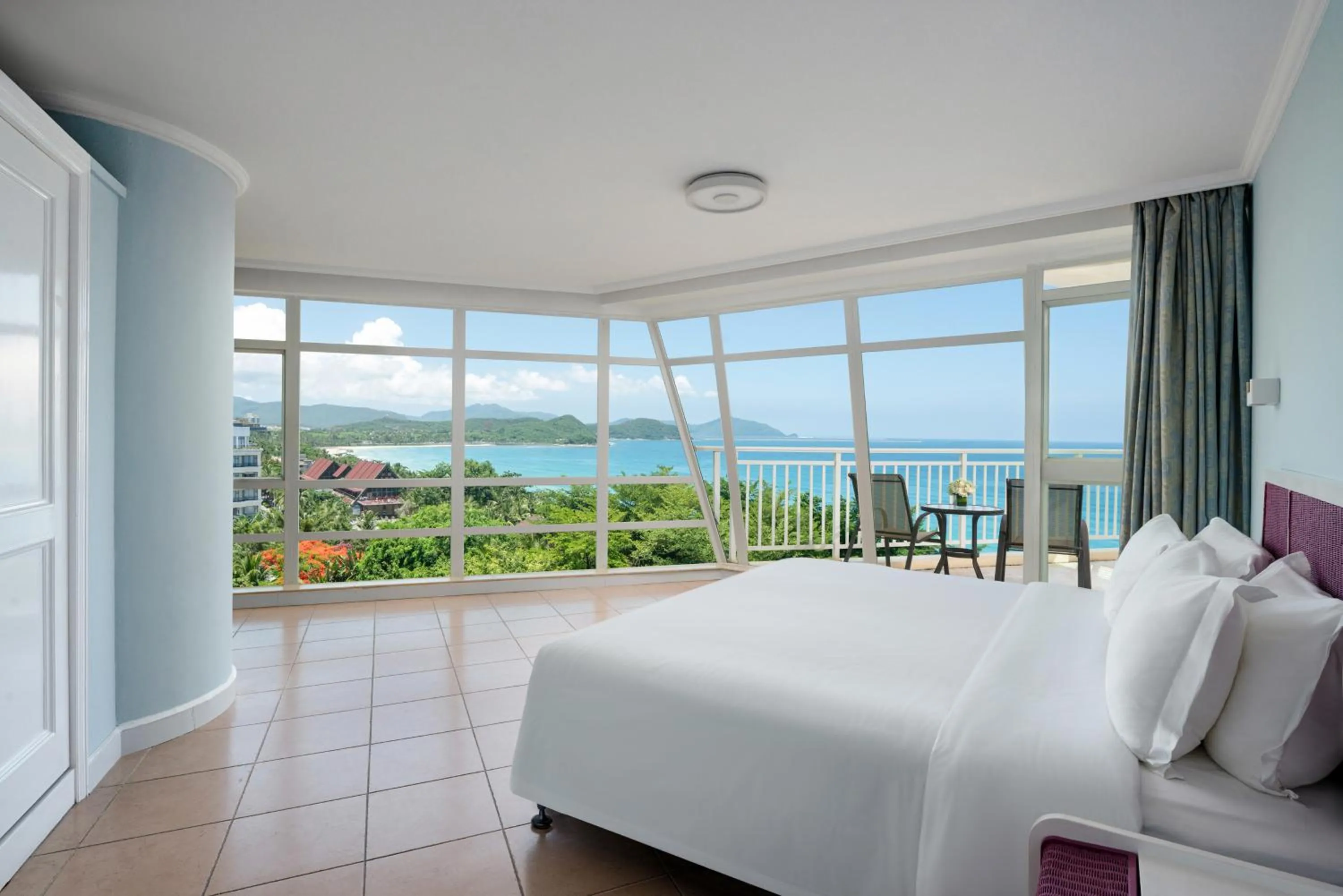 Bed in Sunshine Resort Intime Sanya