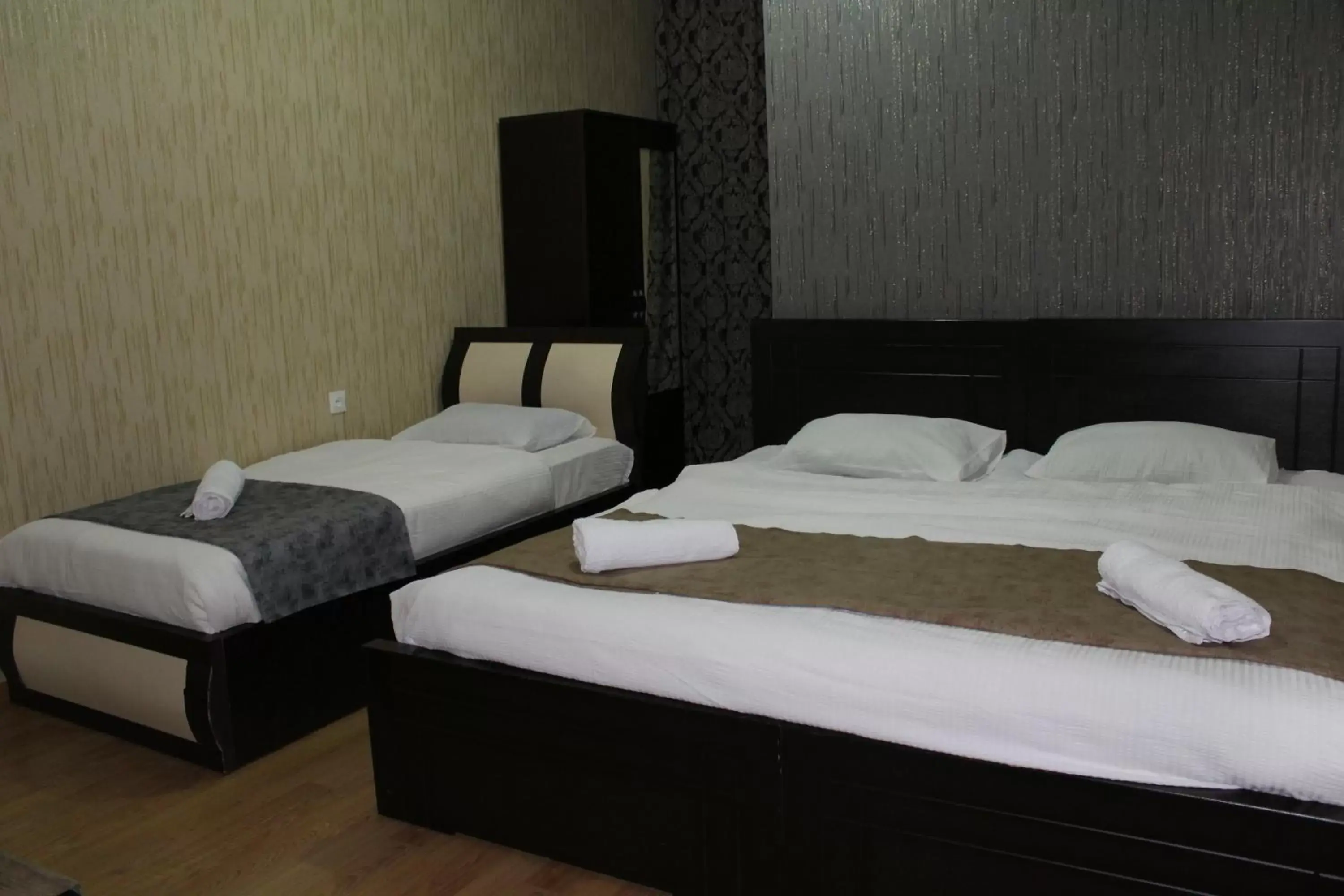 Standard Triple Room in Hotel Elegant Standard Triple Room in Hotel Elegant