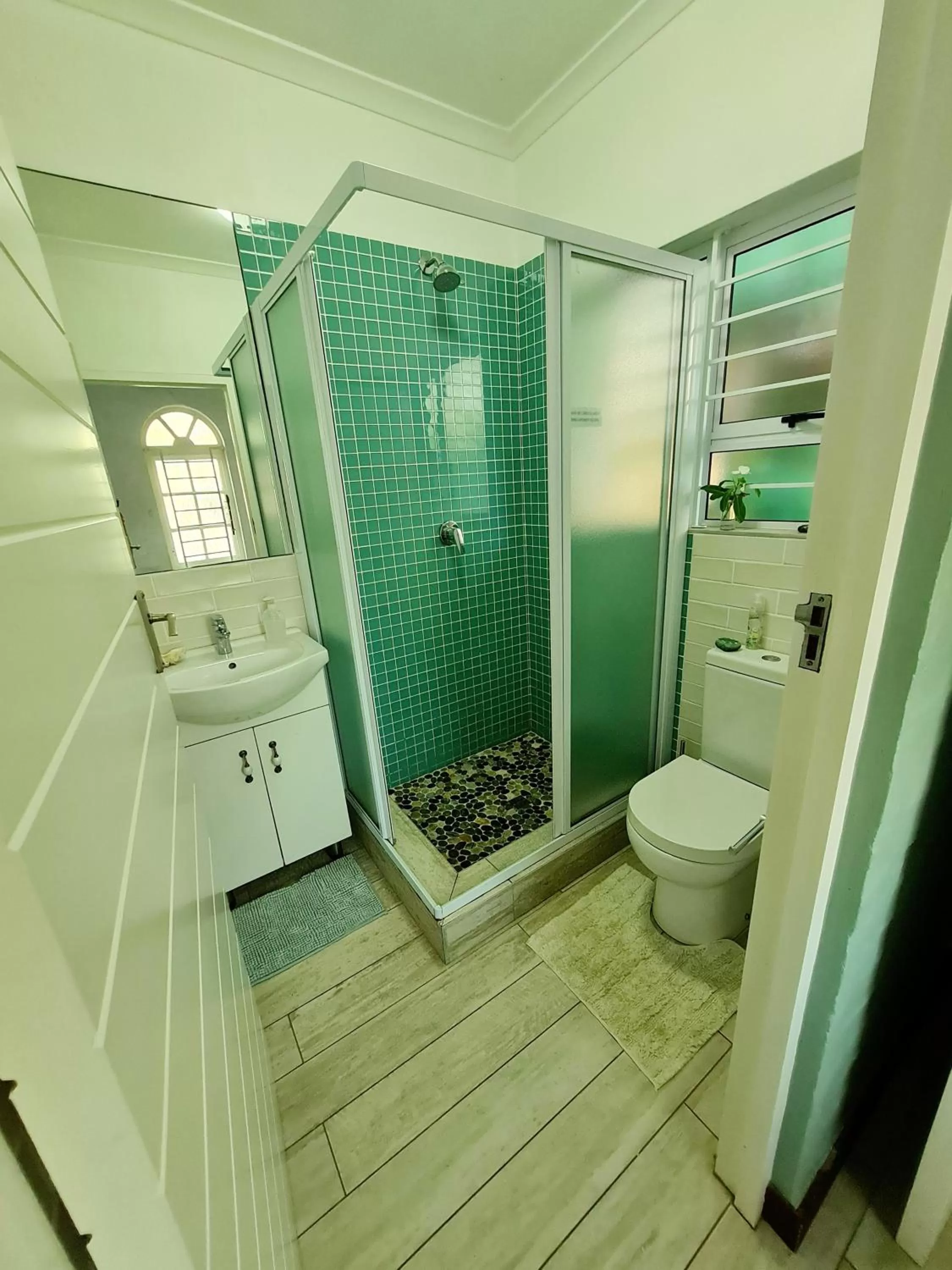 Shower, Bathroom in Shaka's Seat Guesthouse