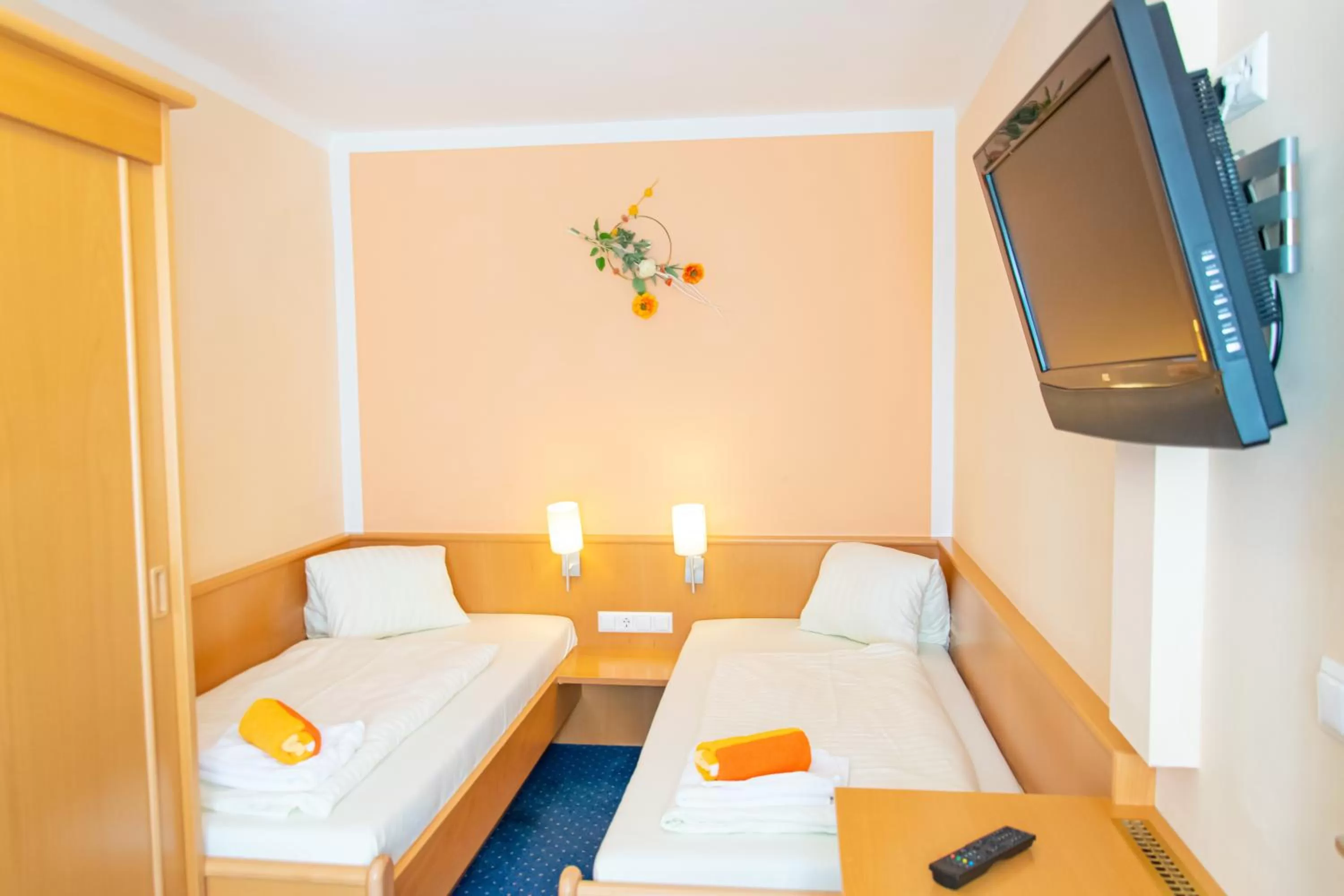 Photo of the whole room, Bed in Strandhotel Burgstaller