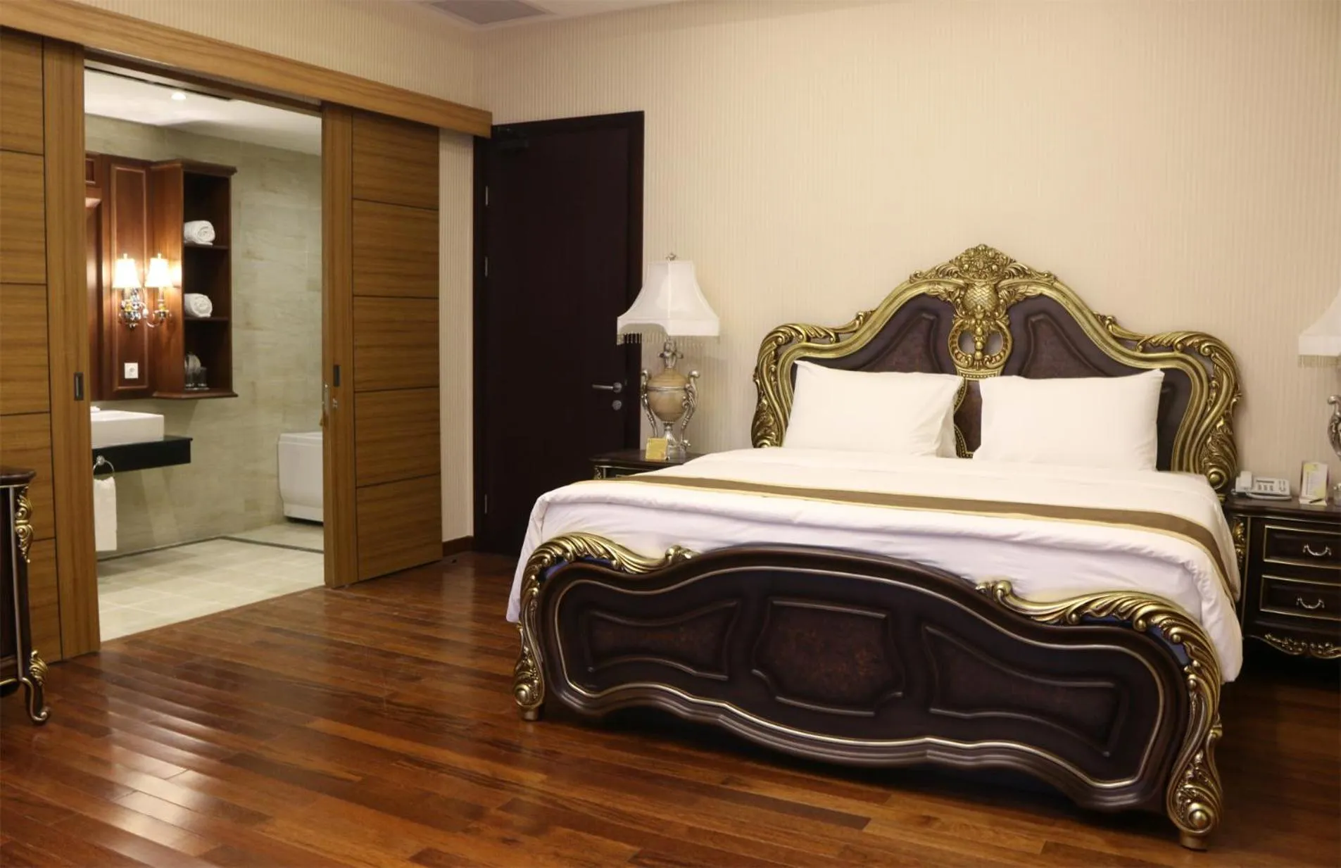 Photo of the whole room, Bed in Java Palace Hotel