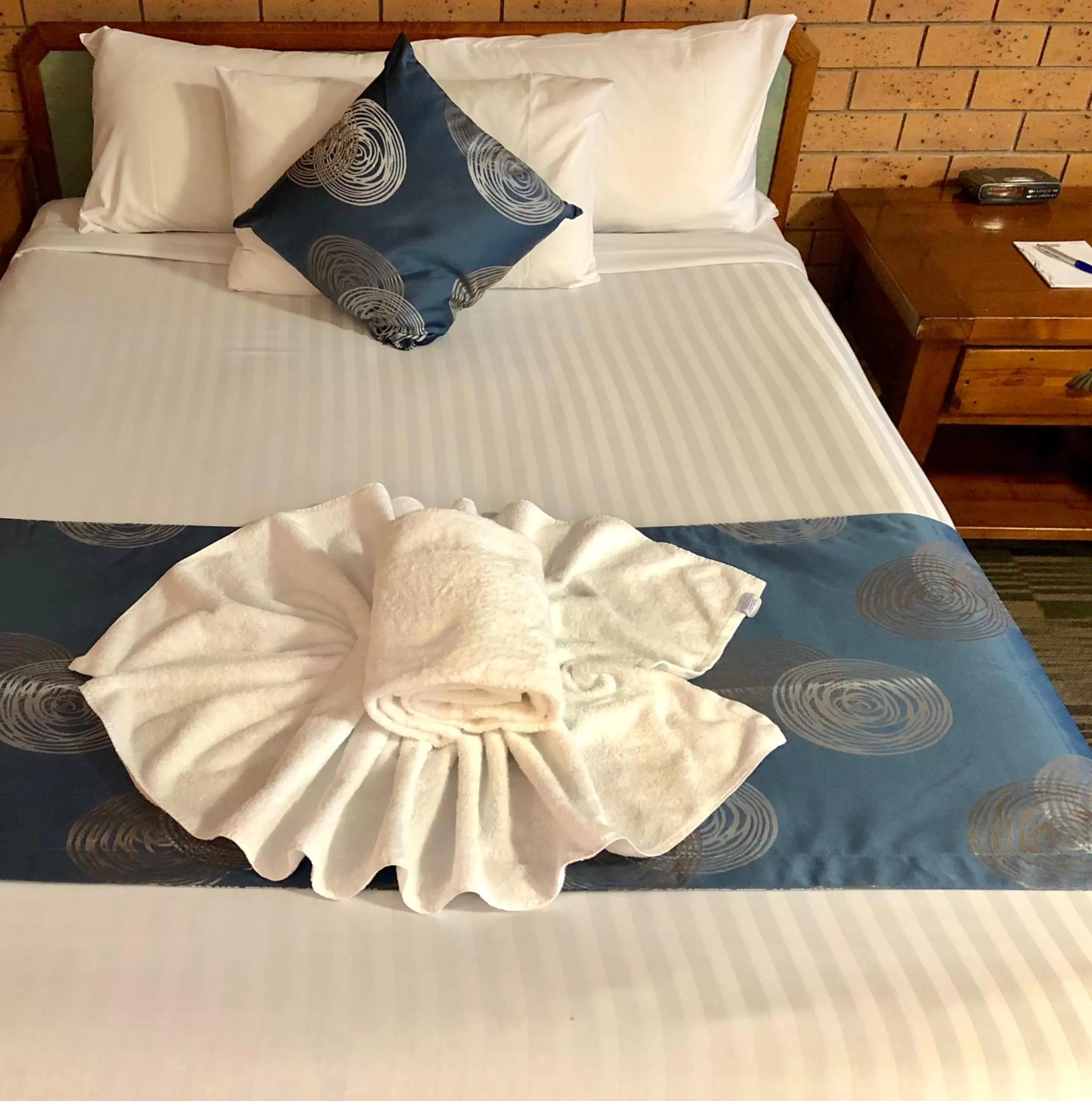 Bed in James Street Motor Inn