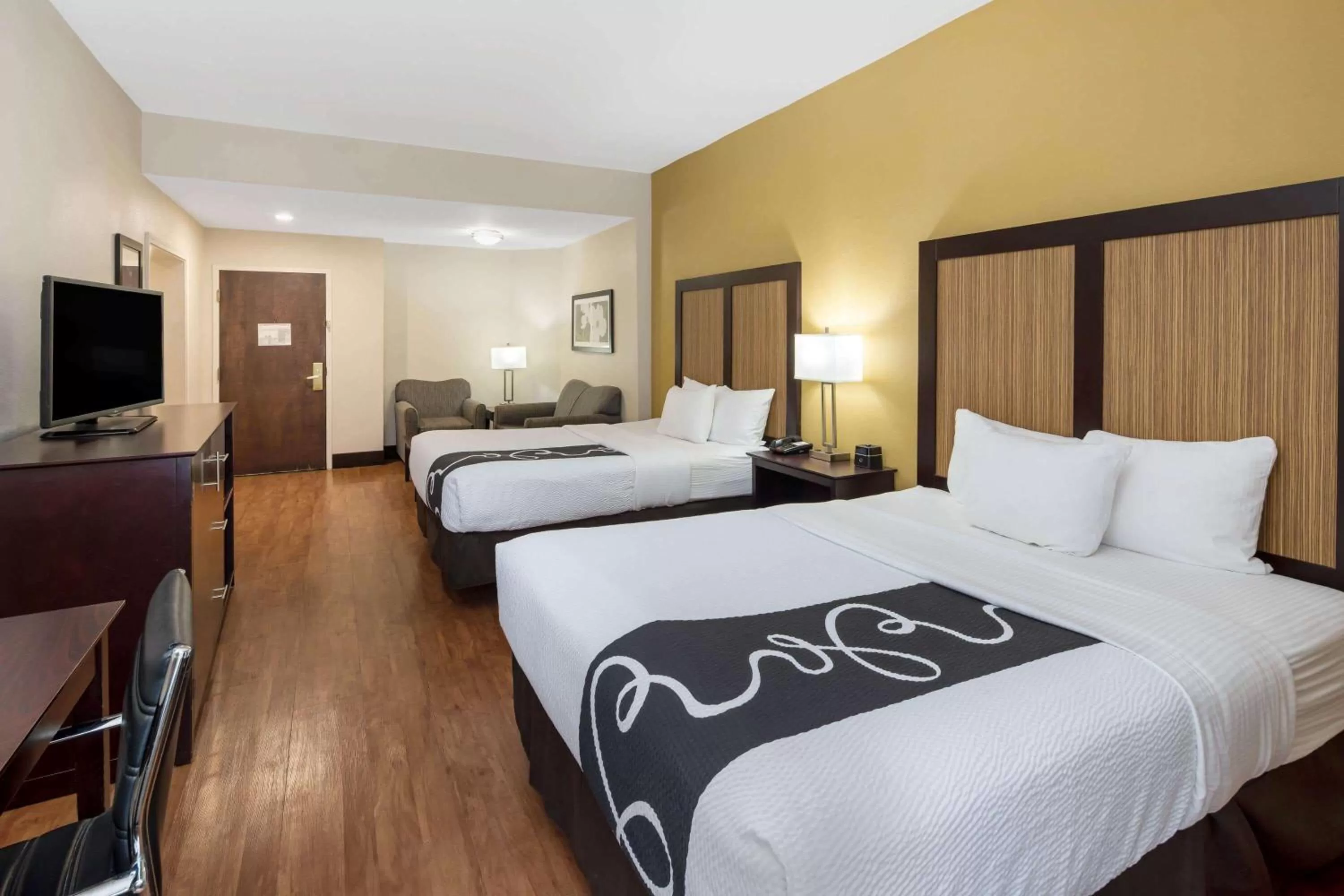 Photo of the whole room, Bed in La Quinta by Wyndham LaGrange / I-85