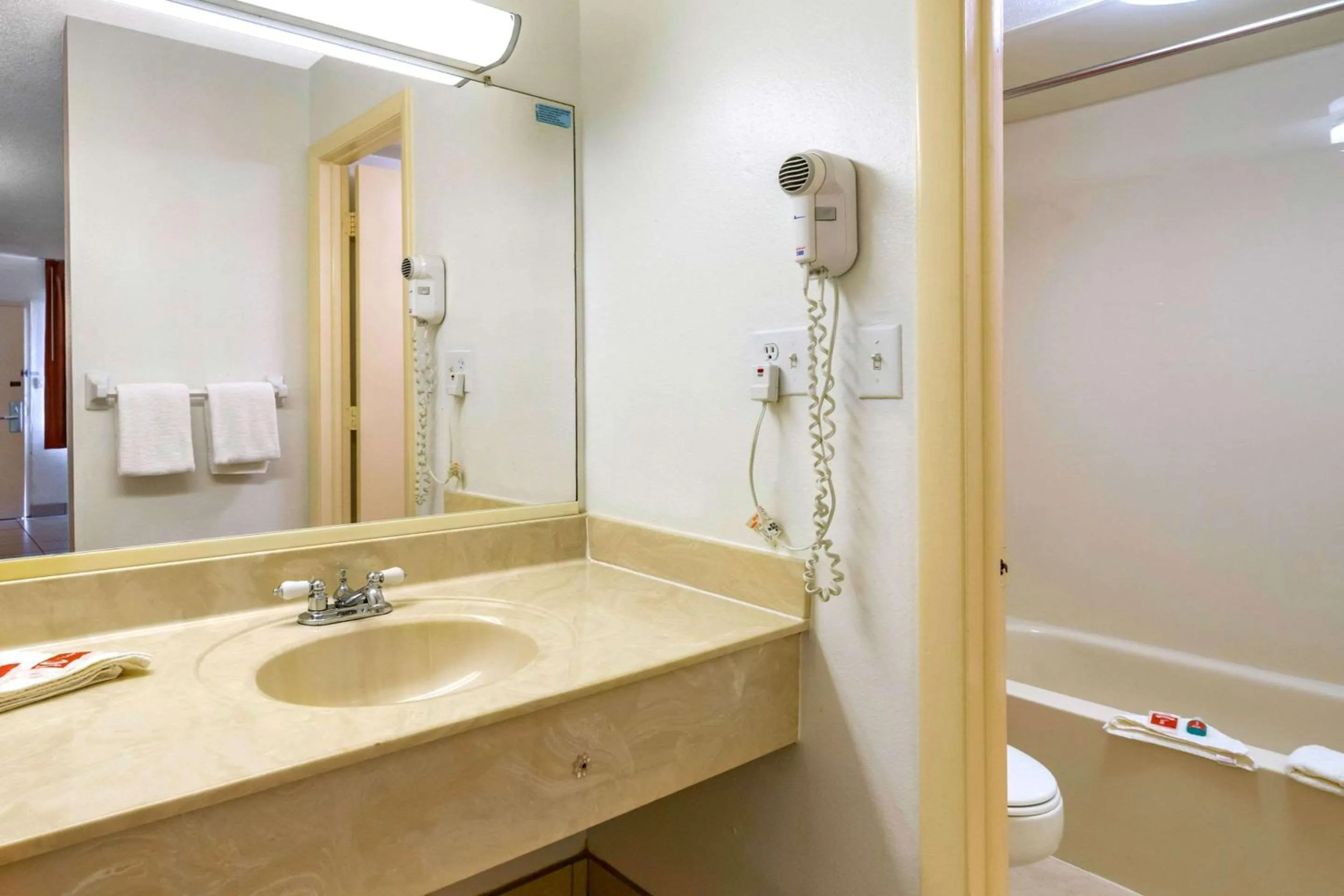 Bathroom in Econo Lodge Fort Myers North