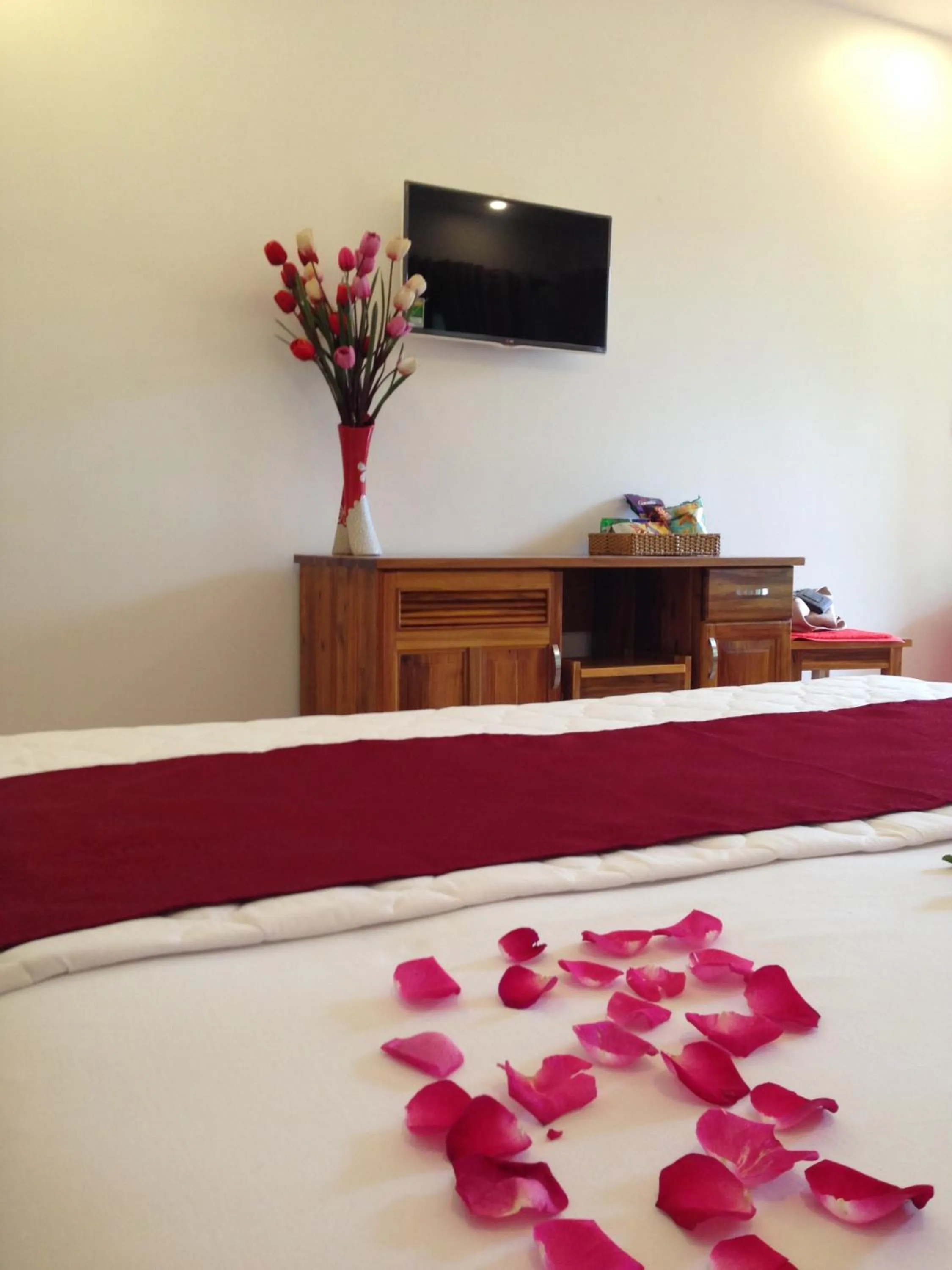 TV and multimedia, Bed in Ngoc Viet Bungalow