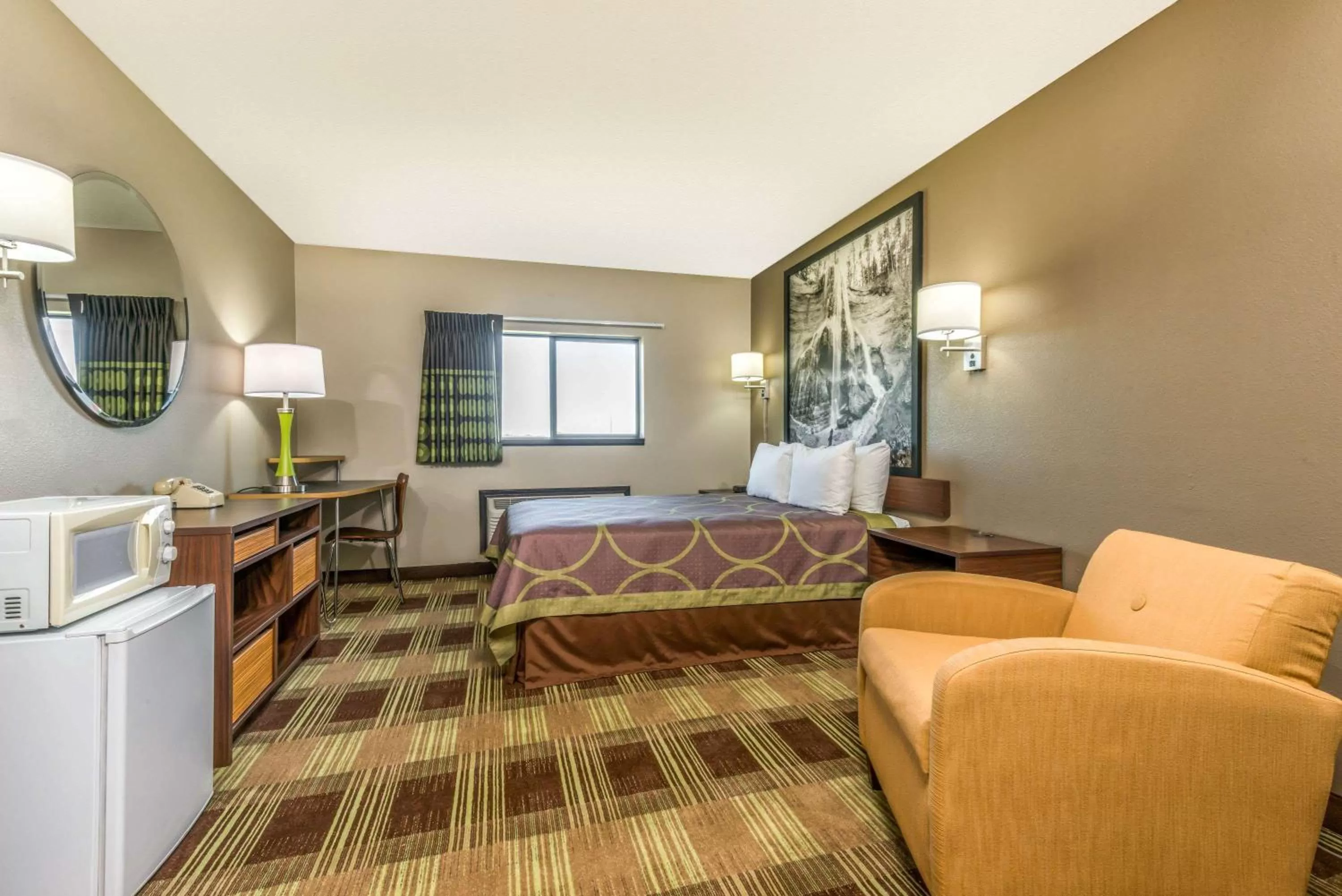 Photo of the whole room in Super 8 by Wyndham Kimball