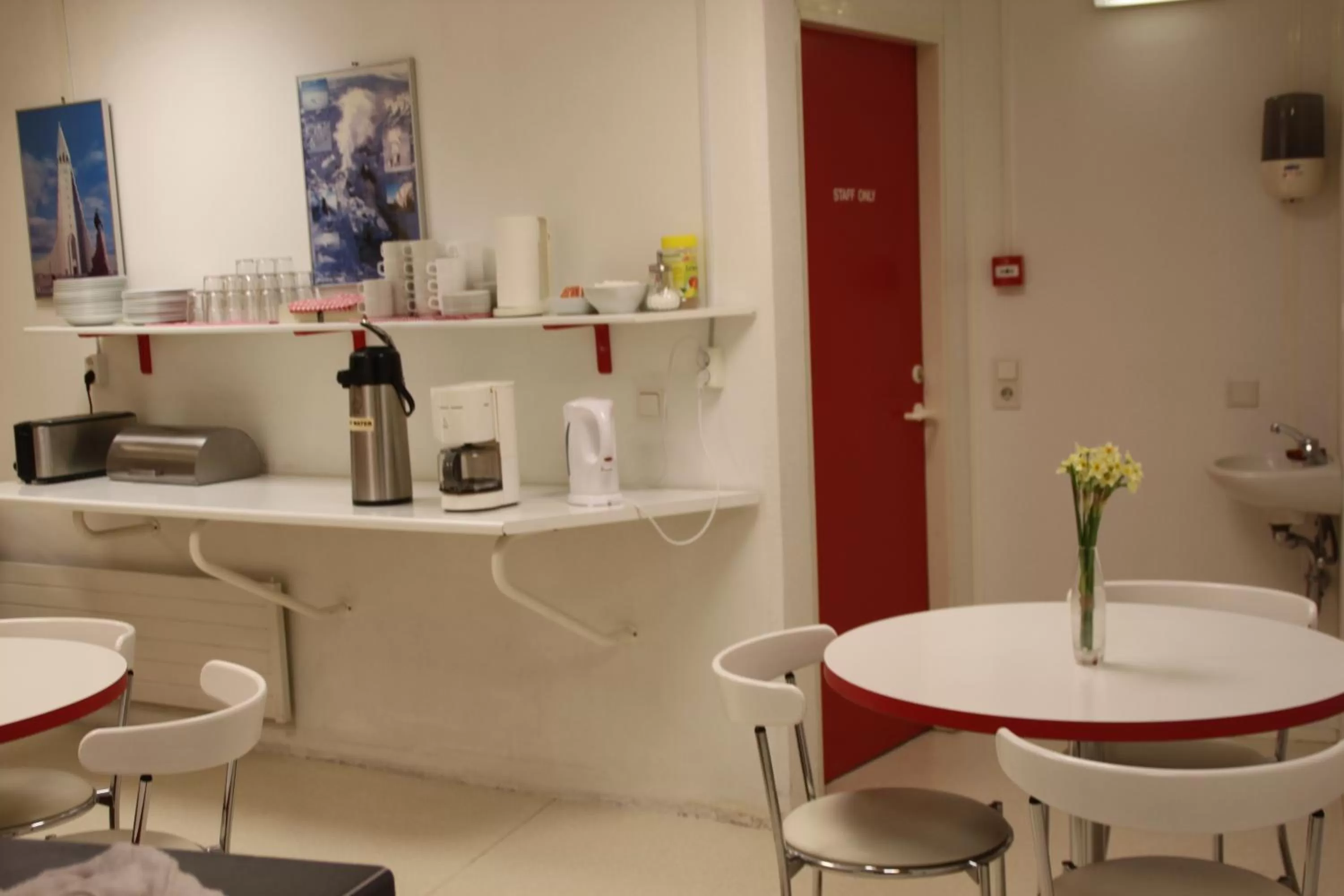 Restaurant/places to eat in 101 Guesthouse Hotel