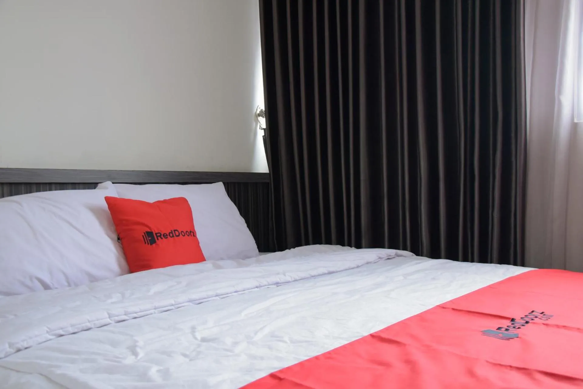 Bedroom, Bed in RedDoorz near GOR Satria Purwokerto
