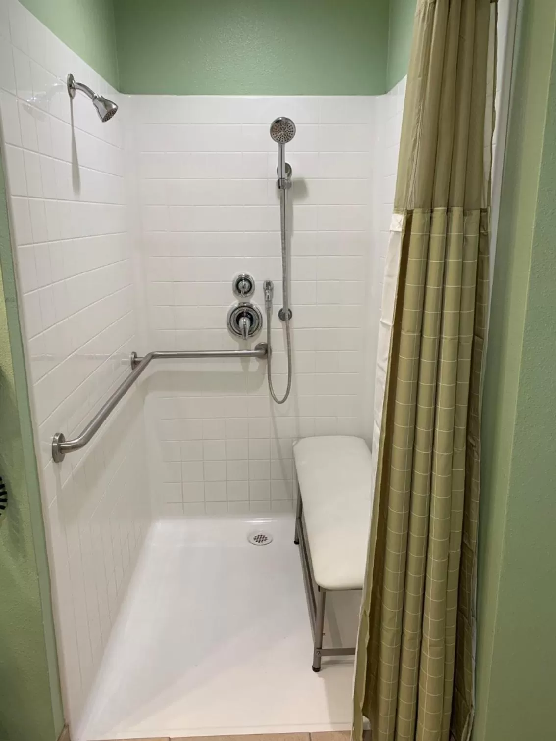 Shower in Rancho California Inn Temecula