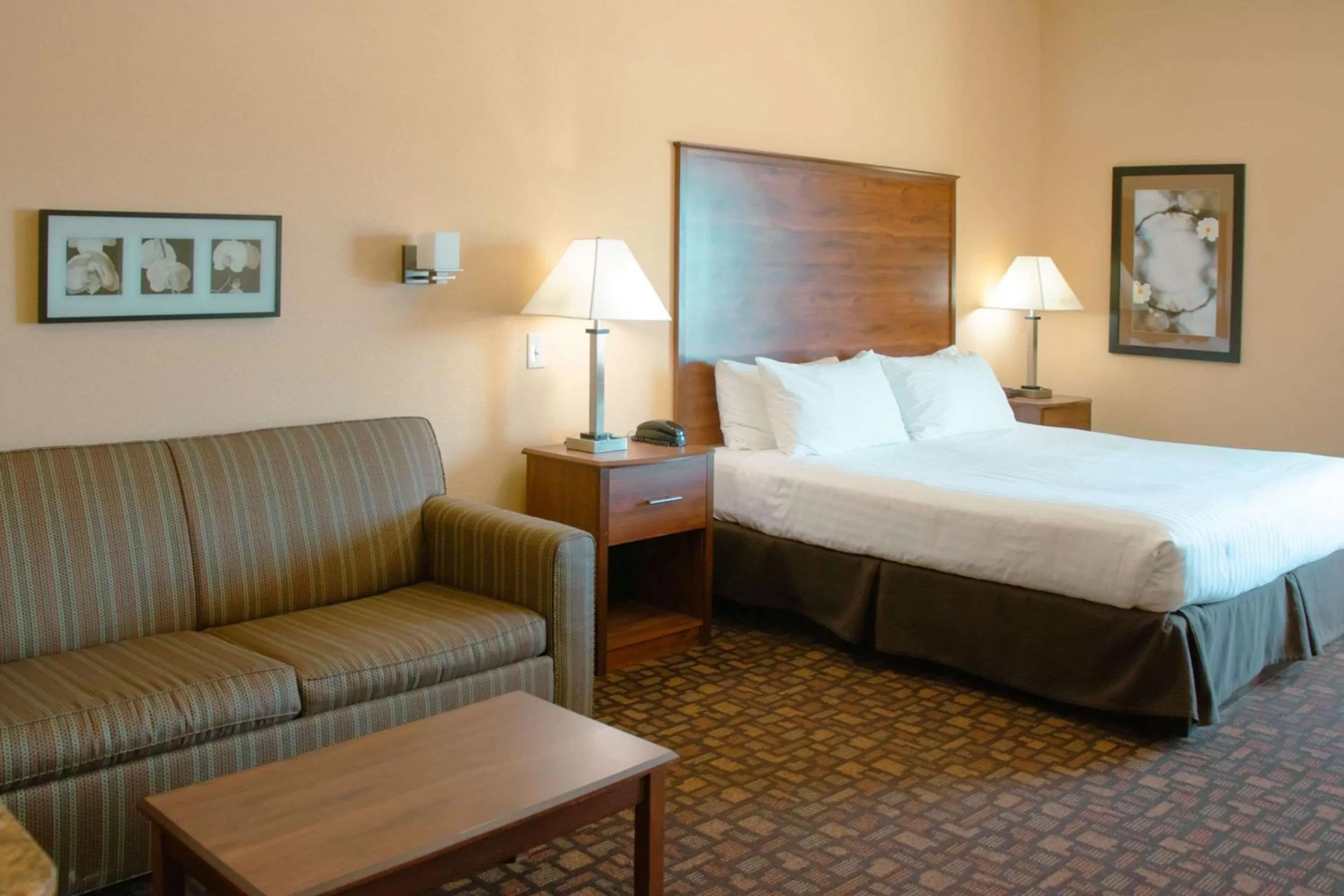 Bedroom, Bed in Grand Forks Lodge and Suites