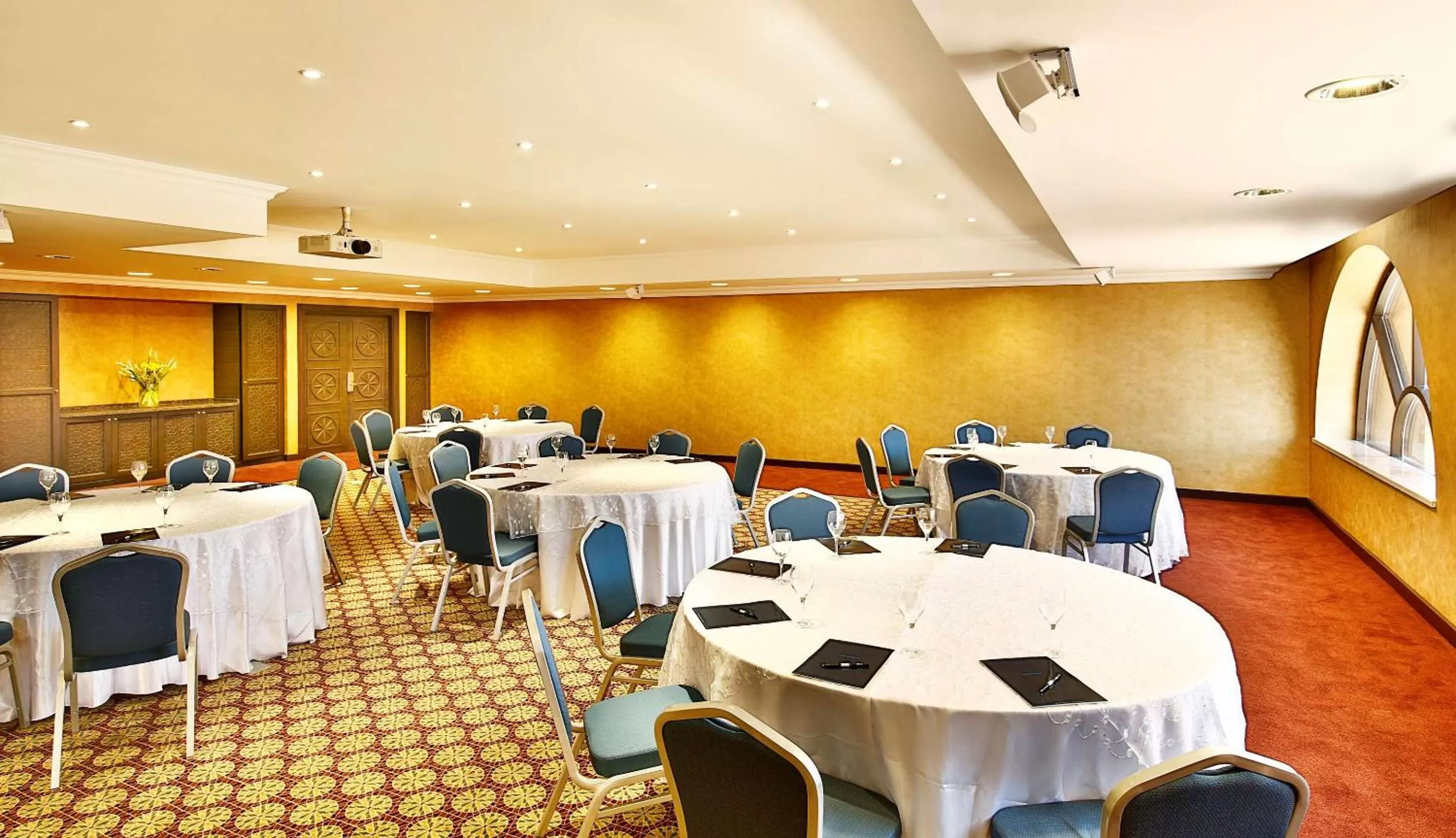 Meeting/conference room in Hilton Alexandria King's Ranch Hotel